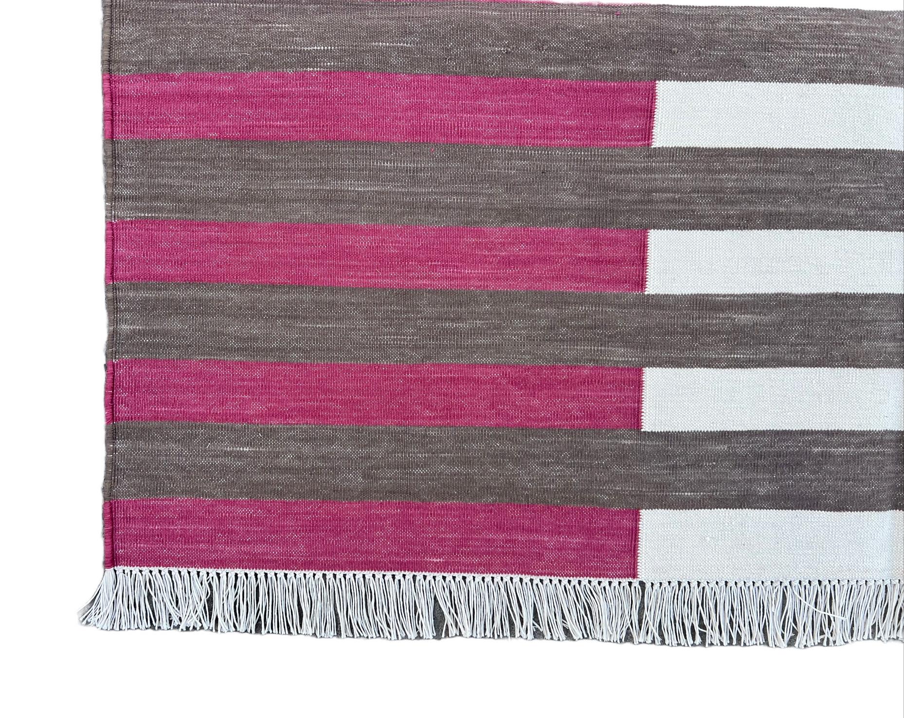 Handgefertigter Flachgewebe-Teppich aus Baumwolle, 4x6 braun und rosa gestreift, indischer Dhurrie im Angebot 1