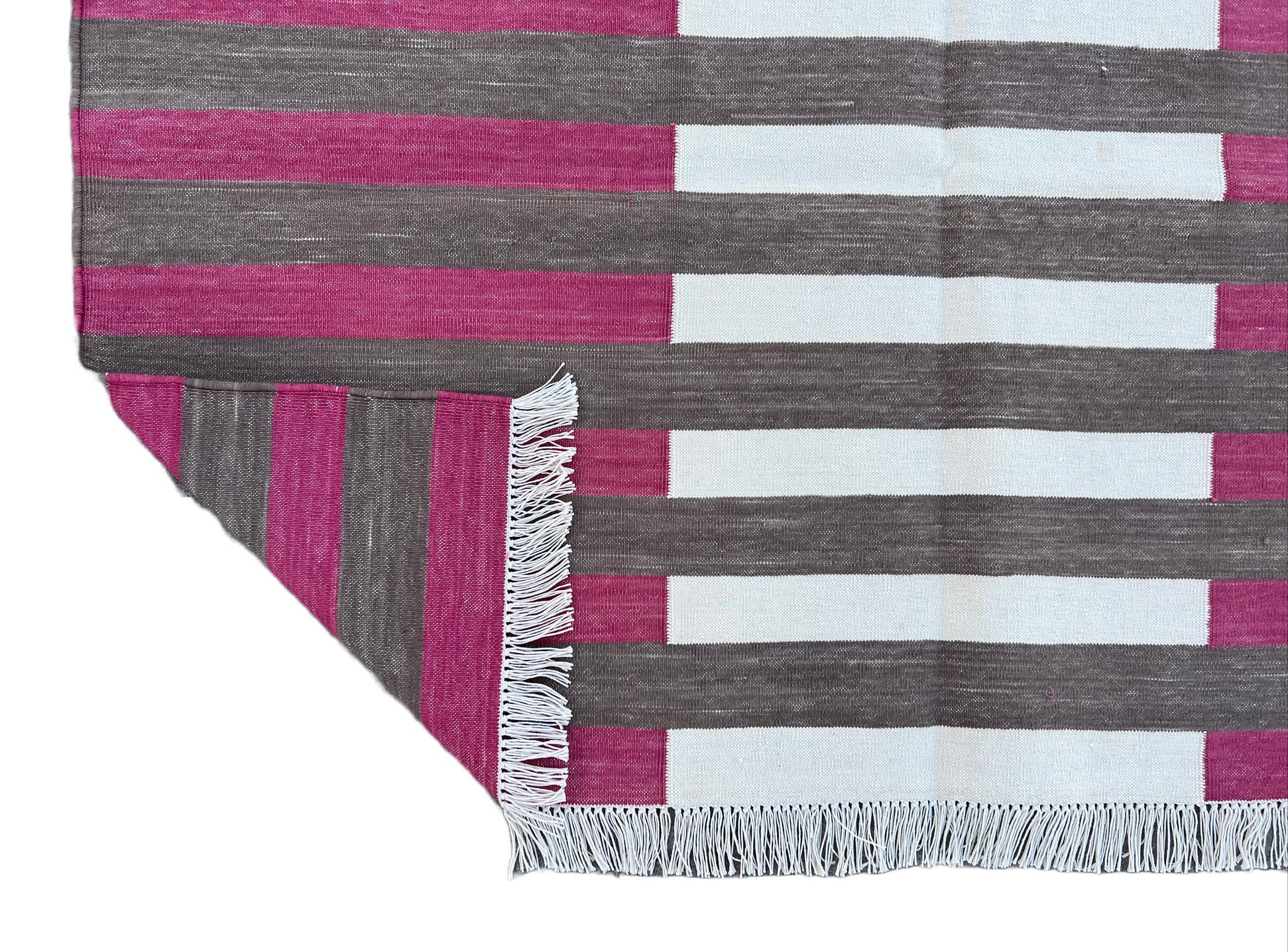 Handgefertigter Flachgewebe-Teppich aus Baumwolle, 4x6 braun und rosa gestreift, indischer Dhurrie im Angebot 2