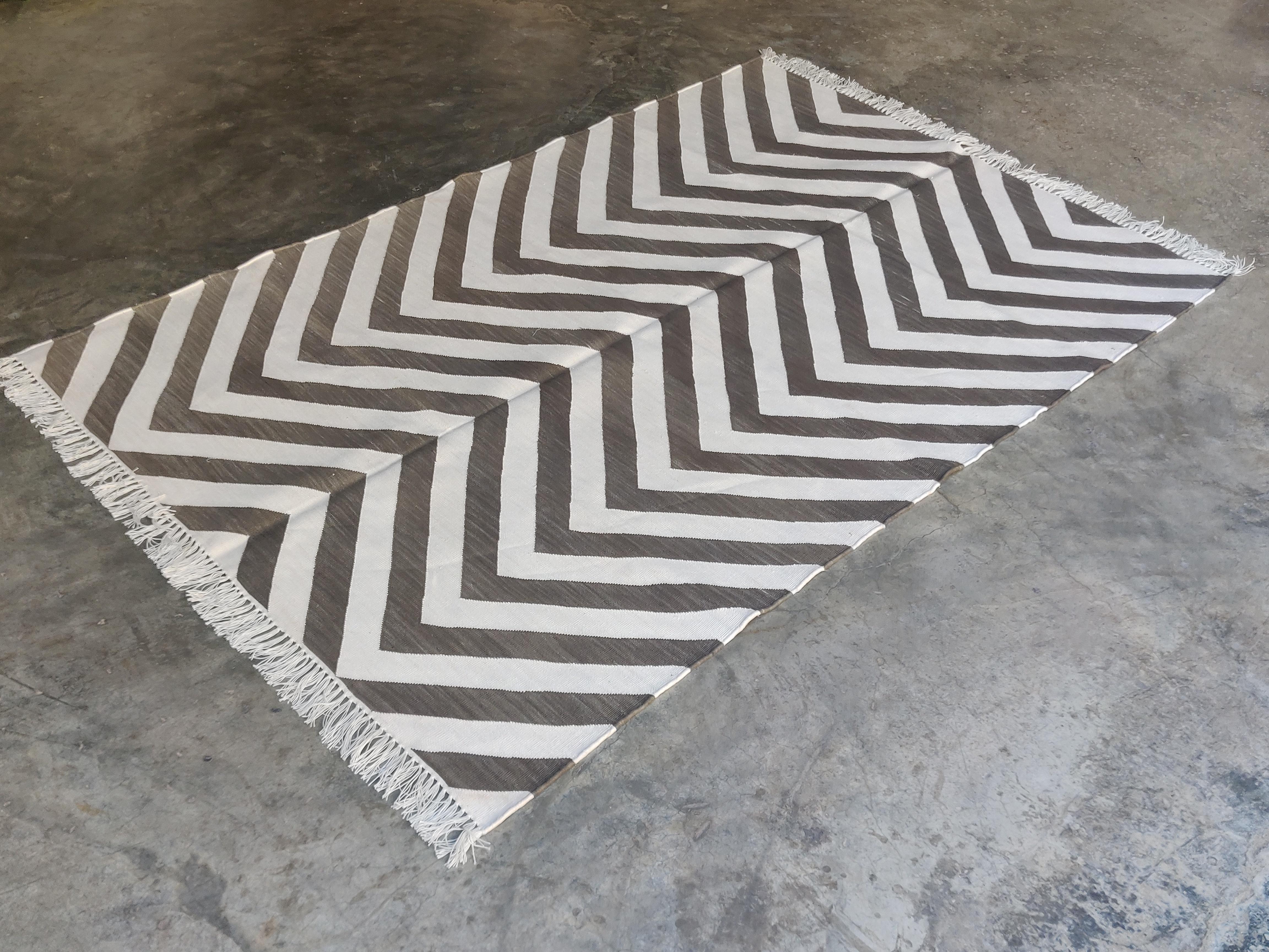 Tappeto Dhurrie indiano a righe bianche e marroni in cotone tinto al vegetale 4'x6' 

Queste speciali dhurry a trama piatta sono tessute a mano con un filo di cotone 100% a 15 strati. A causa delle speciali tecniche di produzione utilizzate per