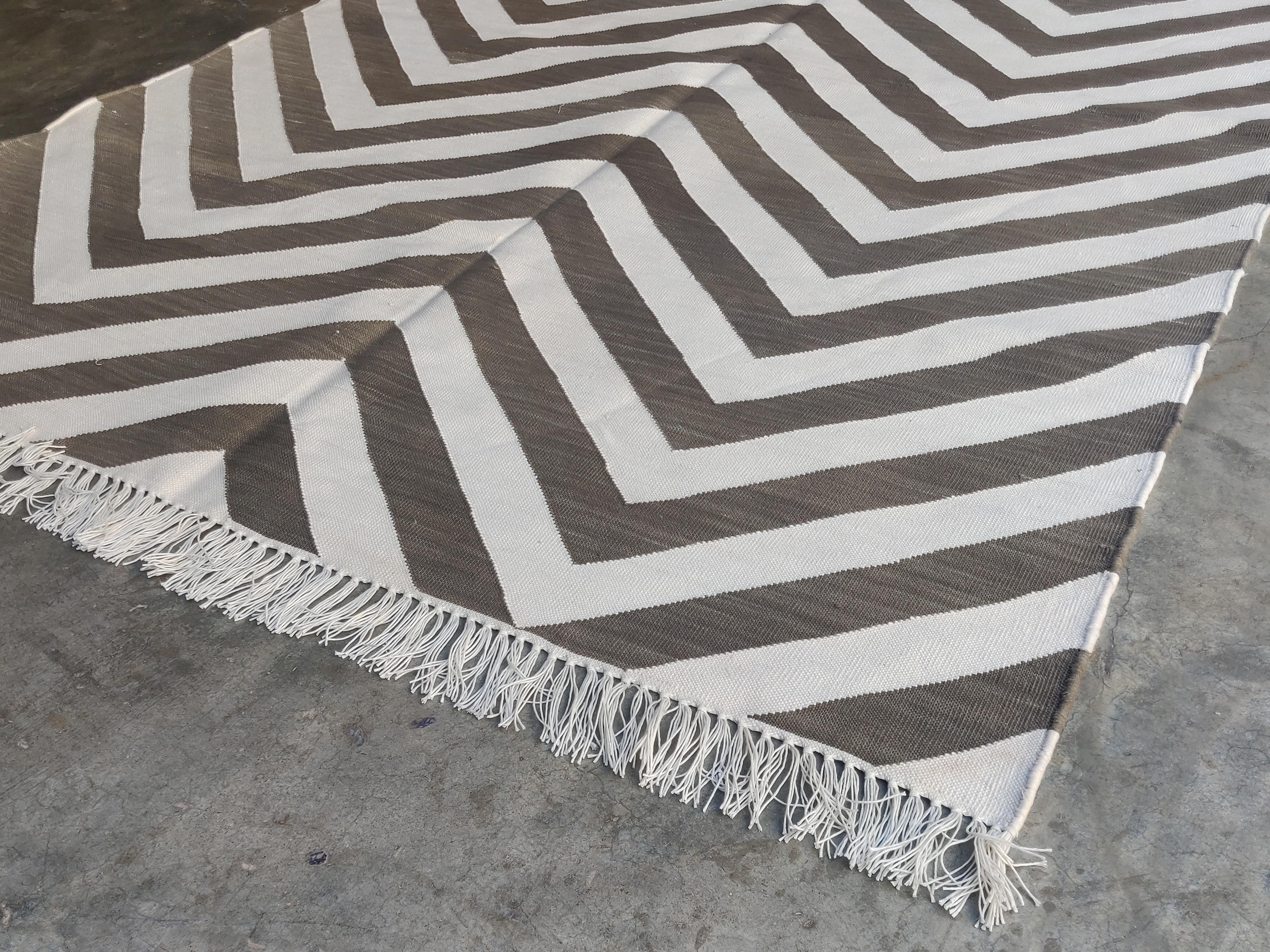 Handgefertigter Flachgewebe-Teppich aus Baumwolle, 4x6 Brown and White Striped Indian Dhurrie (Moderne der Mitte des Jahrhunderts) im Angebot