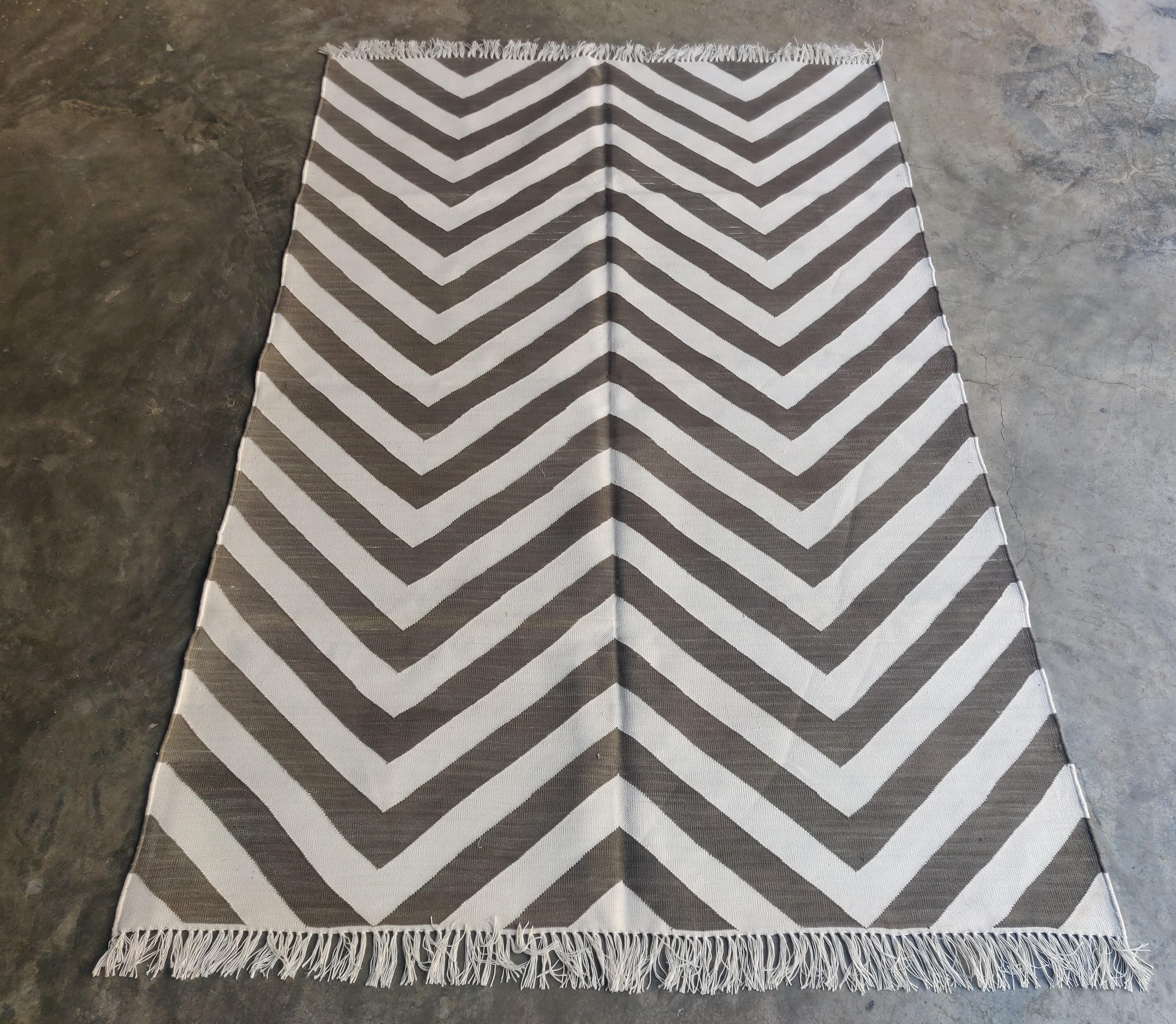 Handgefertigter Flachgewebe-Teppich aus Baumwolle, 4x6 Brown and White Striped Indian Dhurrie (Indisch) im Angebot