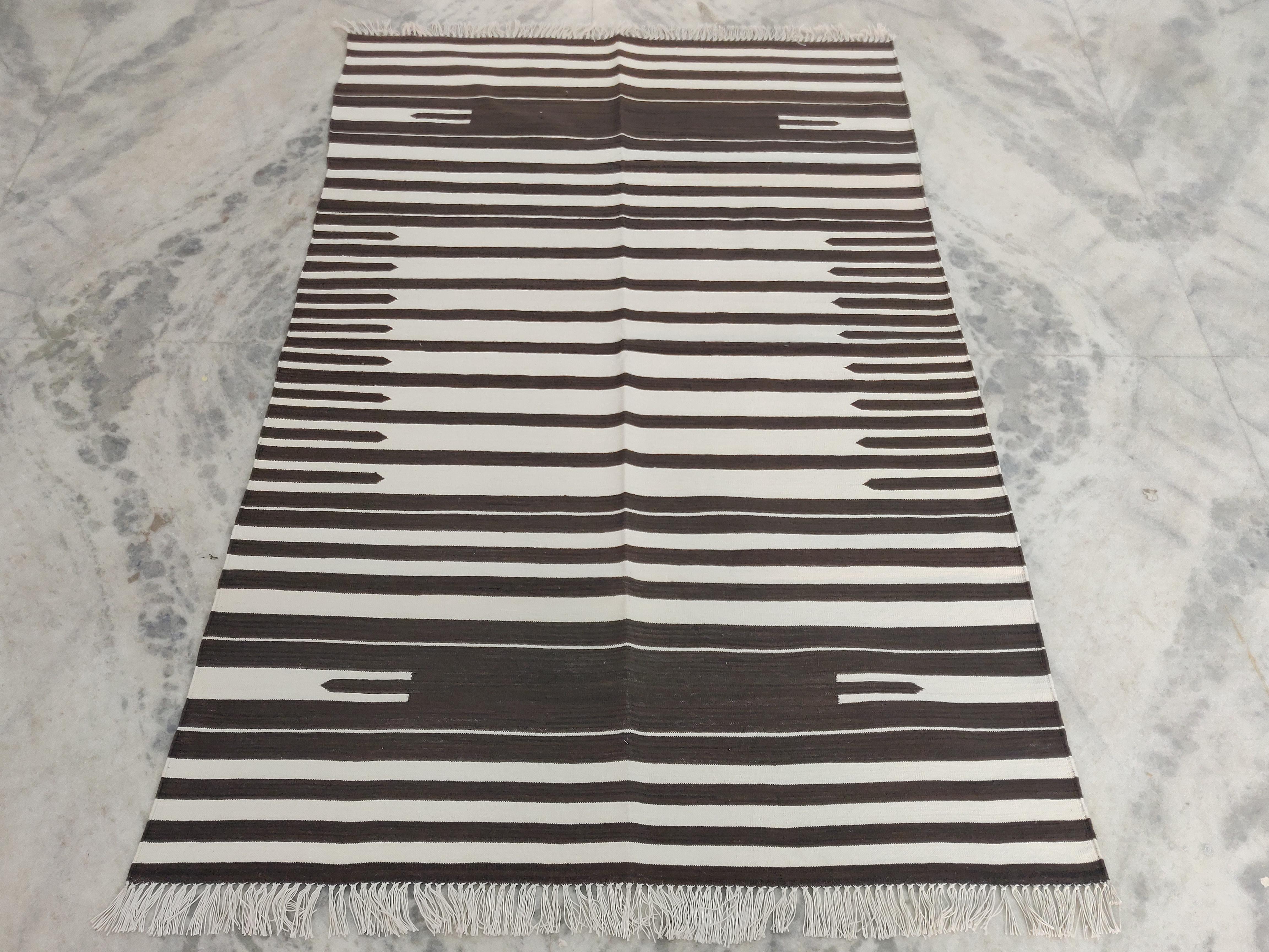 Handgefertigter Flachgewebe-Teppich aus Baumwolle, 4x6 Brown and White Striped Indian Dhurrie (Indisch) im Angebot