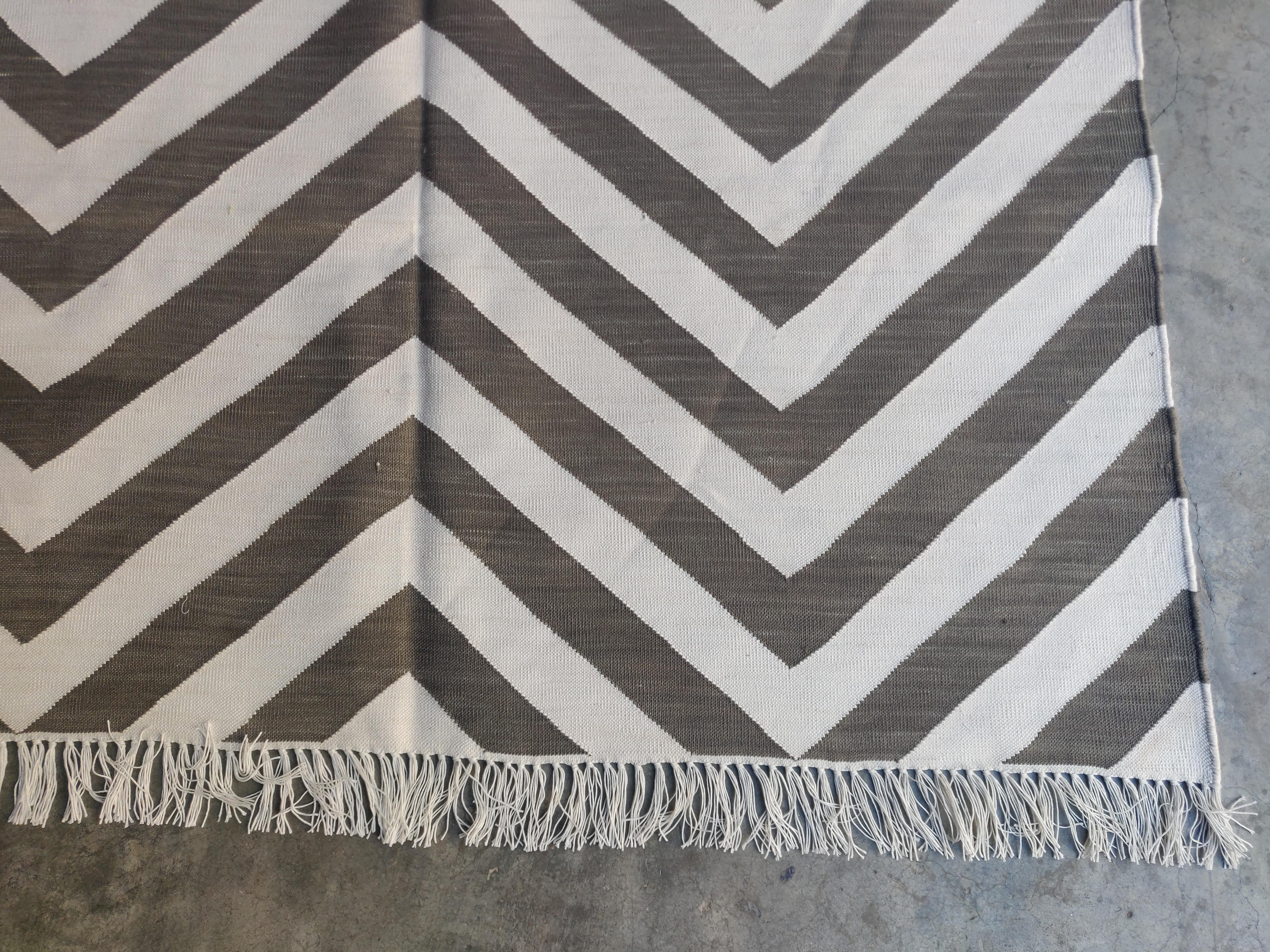 Handgefertigter Flachgewebe-Teppich aus Baumwolle, 4x6 Brown and White Striped Indian Dhurrie (Handgewebt) im Angebot