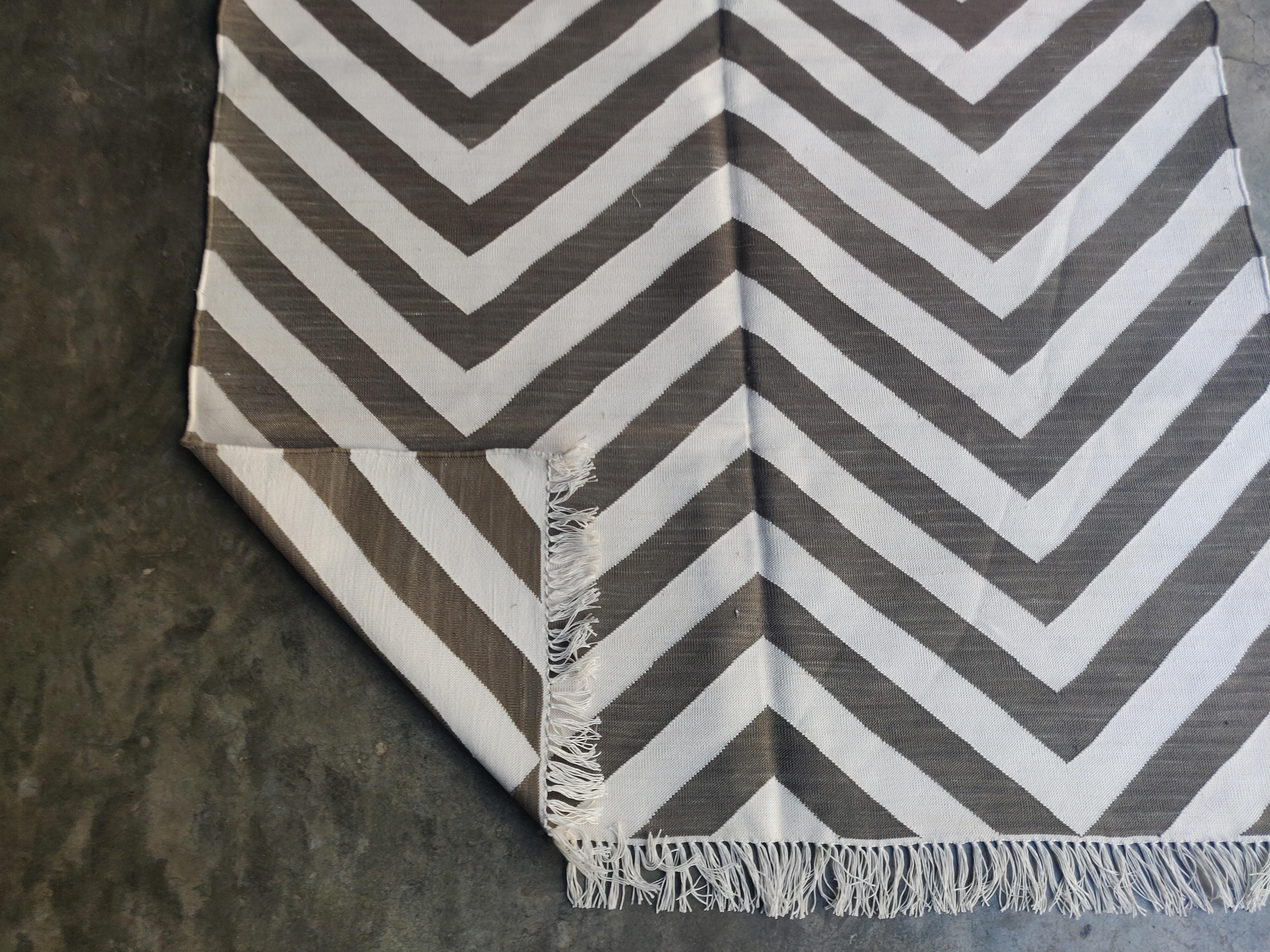 Handgefertigter Flachgewebe-Teppich aus Baumwolle, 4x6 Brown and White Striped Indian Dhurrie im Zustand „Neu“ im Angebot in Jaipur, IN