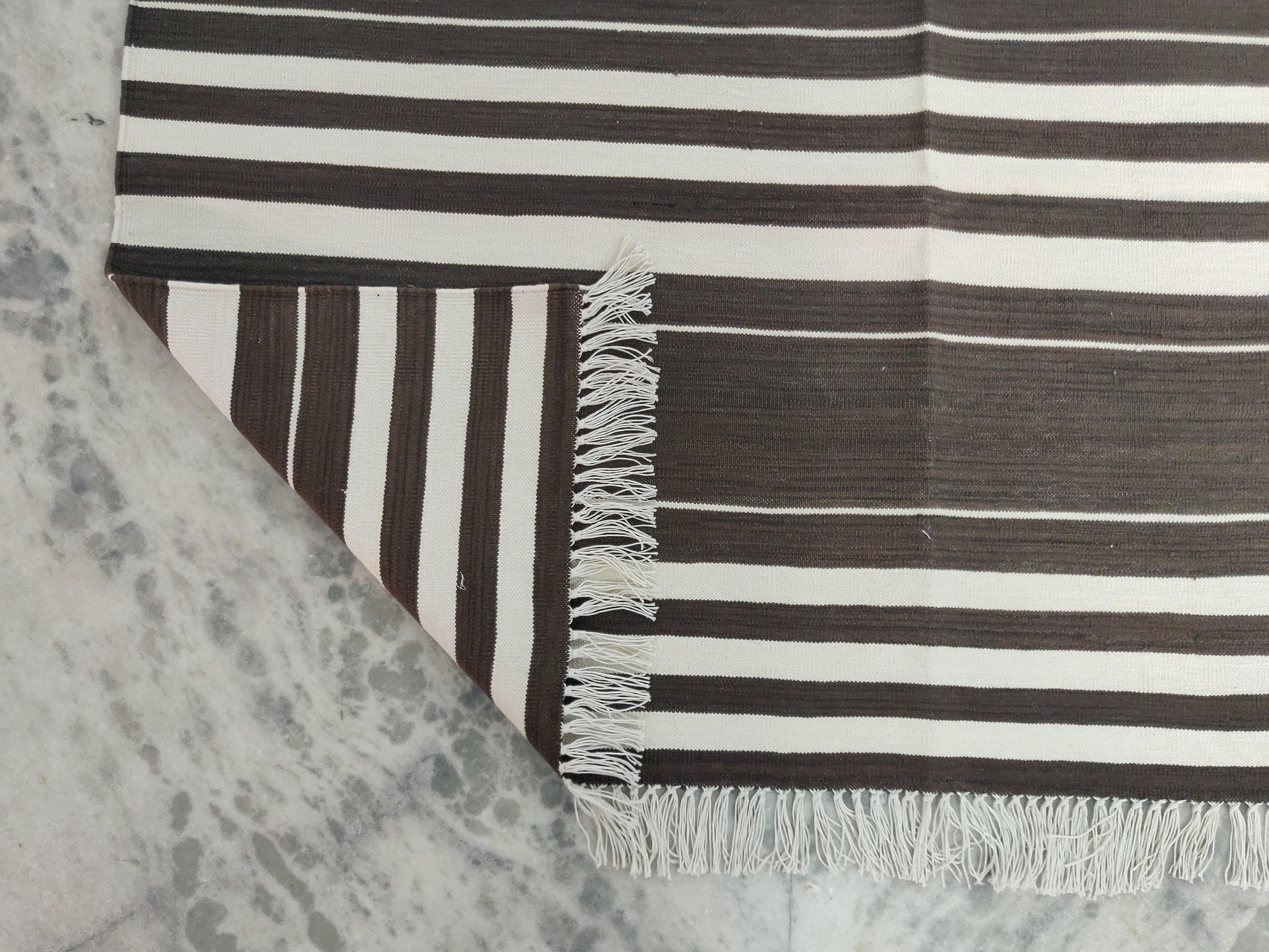 XXIe siècle et contemporain Tapis de sol en coton fait main, 4x6 Brown and White Striped Indian Dhurrie en vente