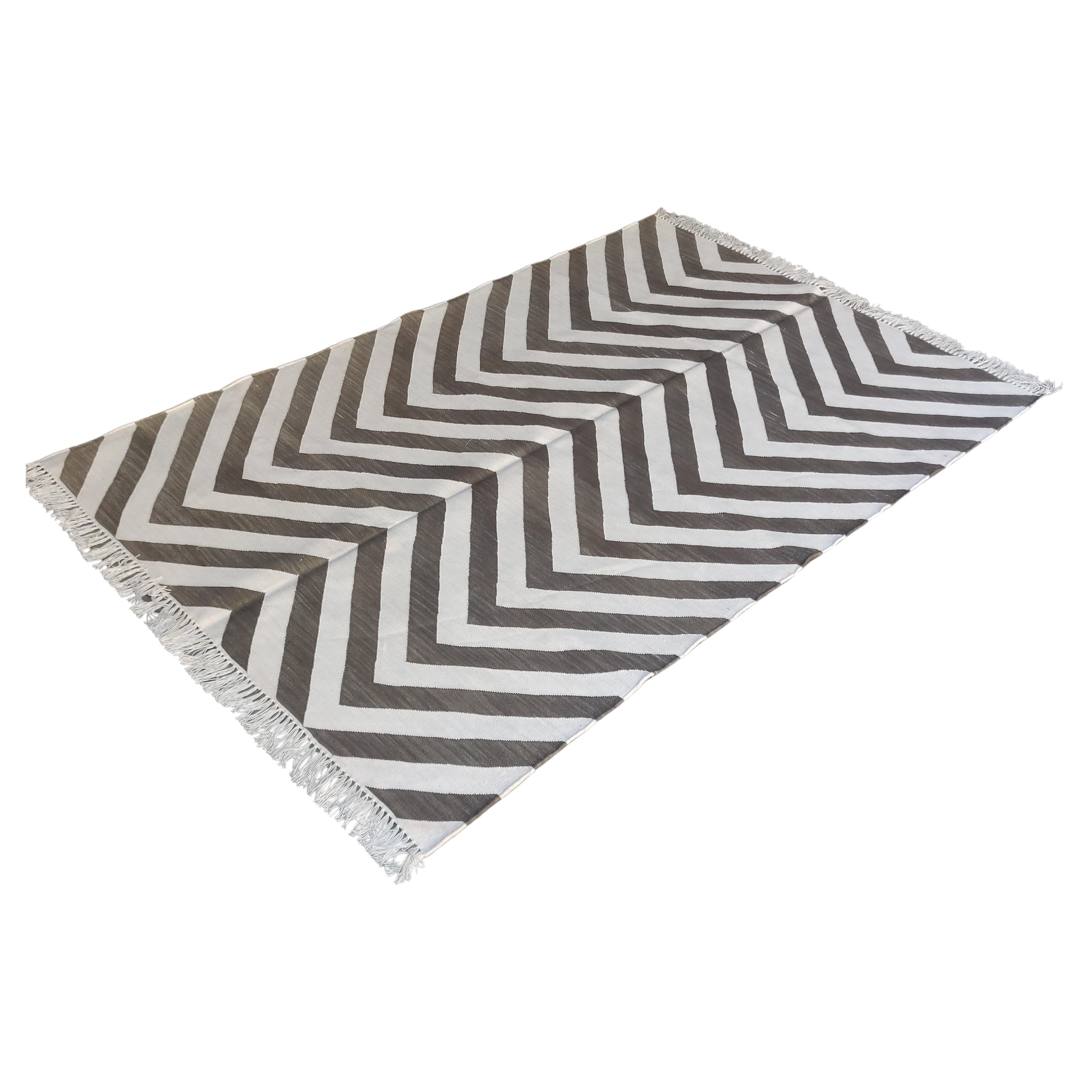 Handgefertigter Flachgewebe-Teppich aus Baumwolle, 4x6 Brown and White Striped Indian Dhurrie