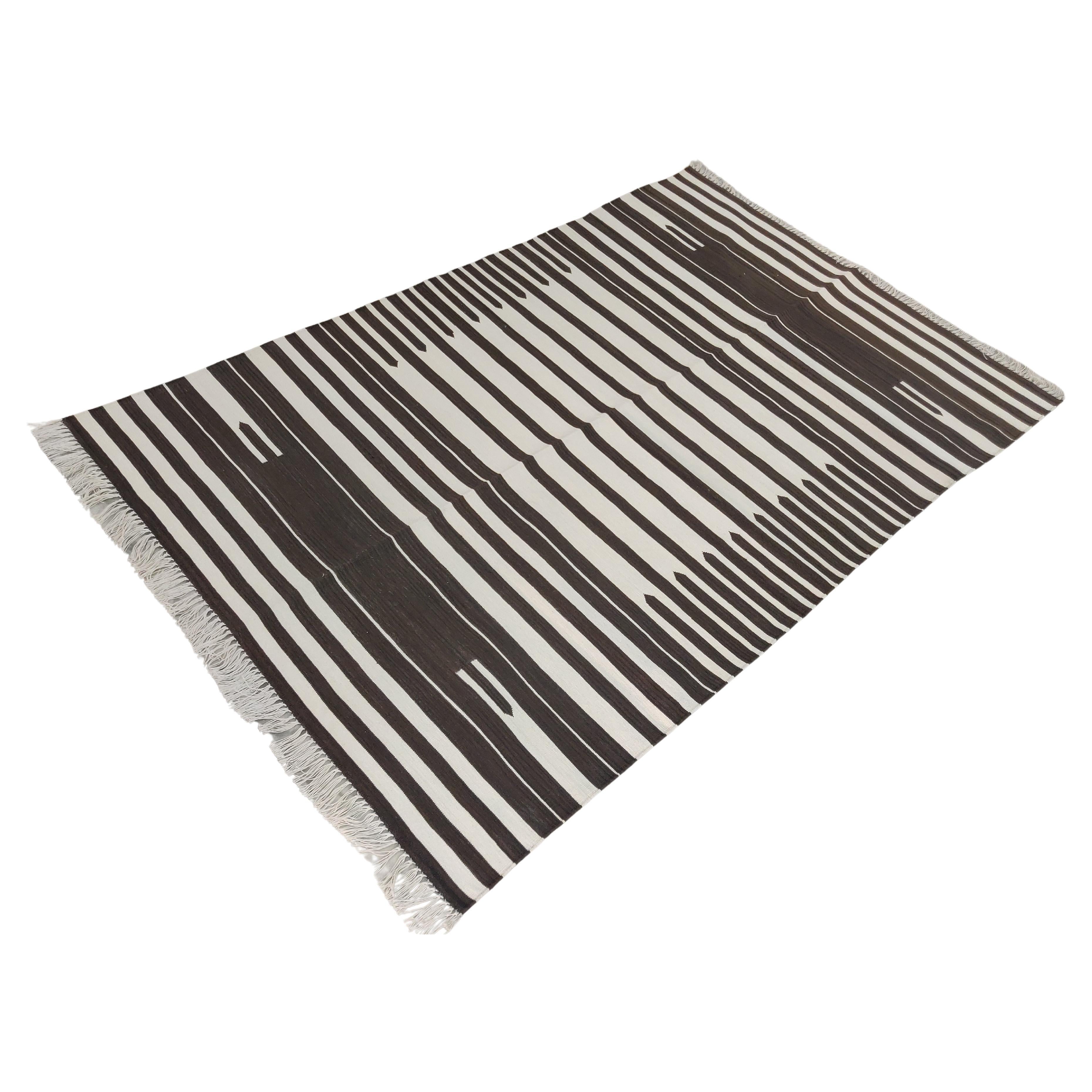 Handgefertigter Flachgewebe-Teppich aus Baumwolle, 4x6 Brown and White Striped Indian Dhurrie im Angebot