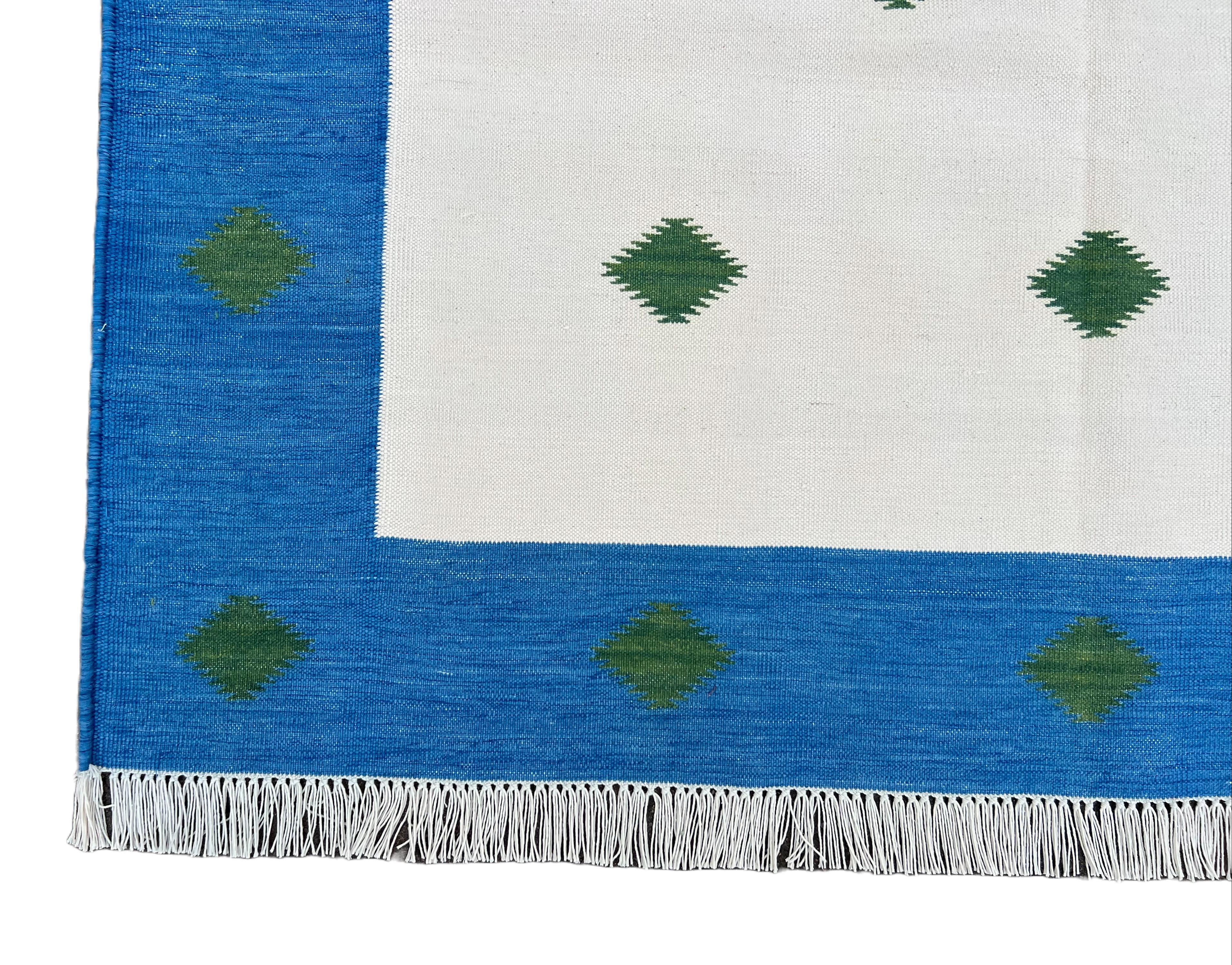 Handgefertigter flacher Baumwollteppich mit Flachgewebe, 4x6 Cremefarbener und blauer Diamant Indischer Dhurrie im Angebot 1