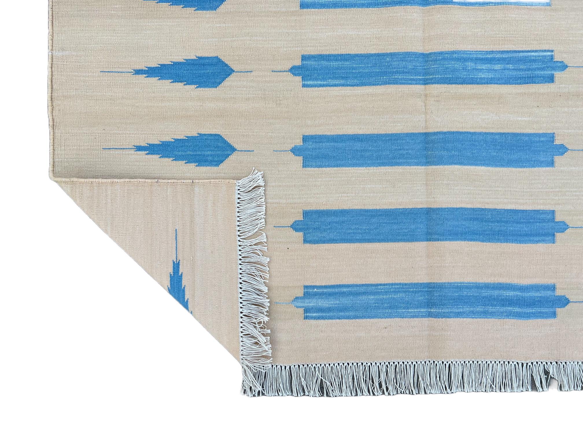 Handgefertigter Flachgewebe-Teppich aus Baumwolle, 4x6, cremefarben und blau gestreifter indischer Dhurrie im Angebot 3