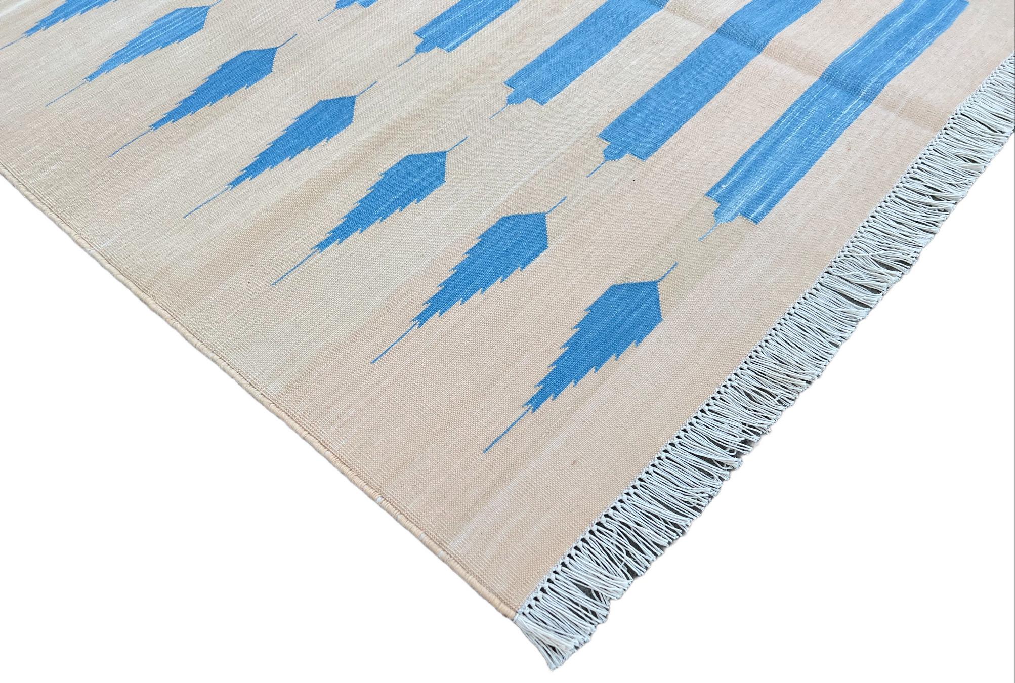 Handgefertigter Flachgewebe-Teppich aus Baumwolle, 4x6, cremefarben und blau gestreifter indischer Dhurrie im Zustand „Neu“ im Angebot in Jaipur, IN