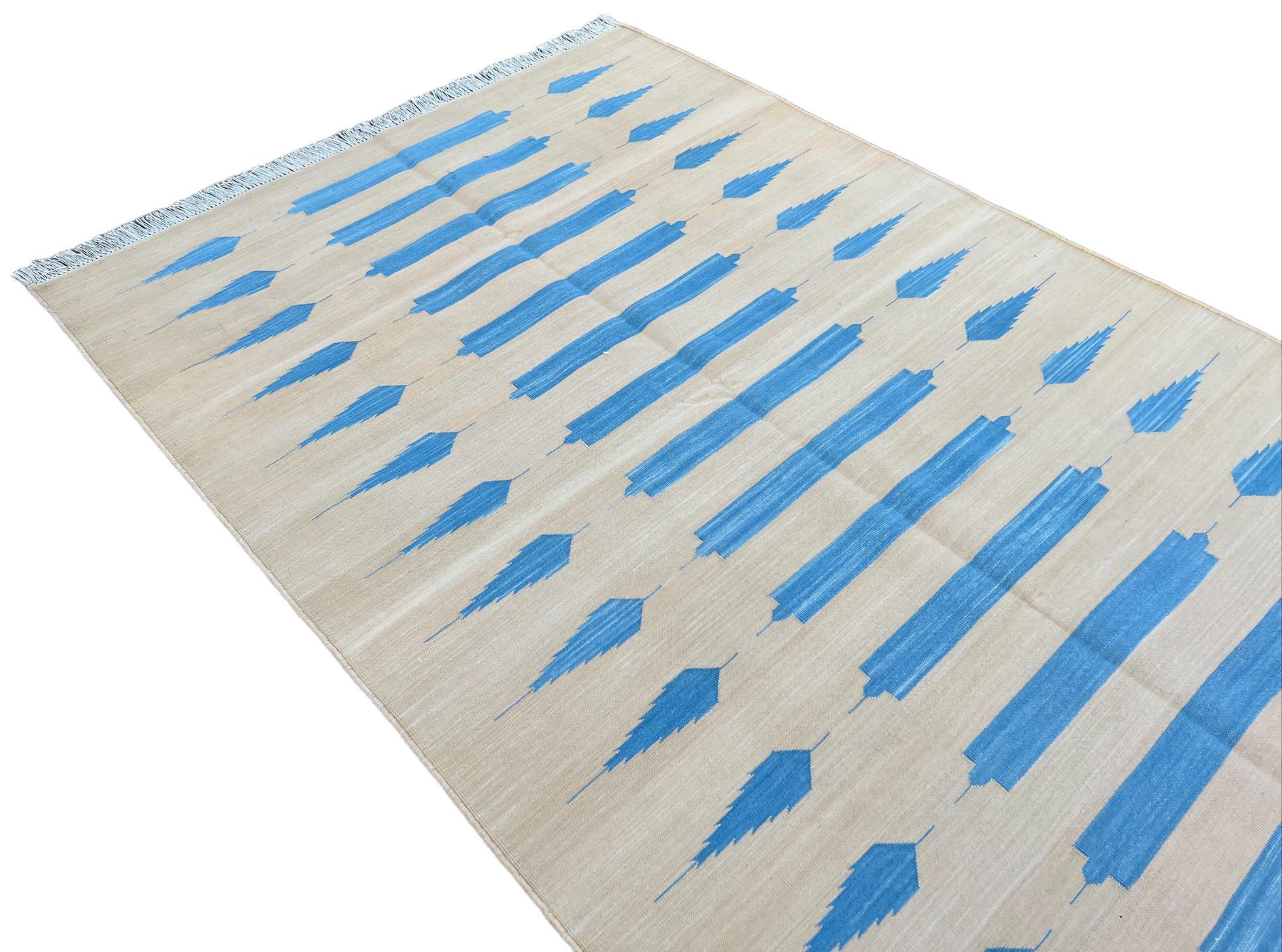 Handgefertigter Flachgewebe-Teppich aus Baumwolle, 4x6, cremefarben und blau gestreifter indischer Dhurrie (21. Jahrhundert und zeitgenössisch) im Angebot