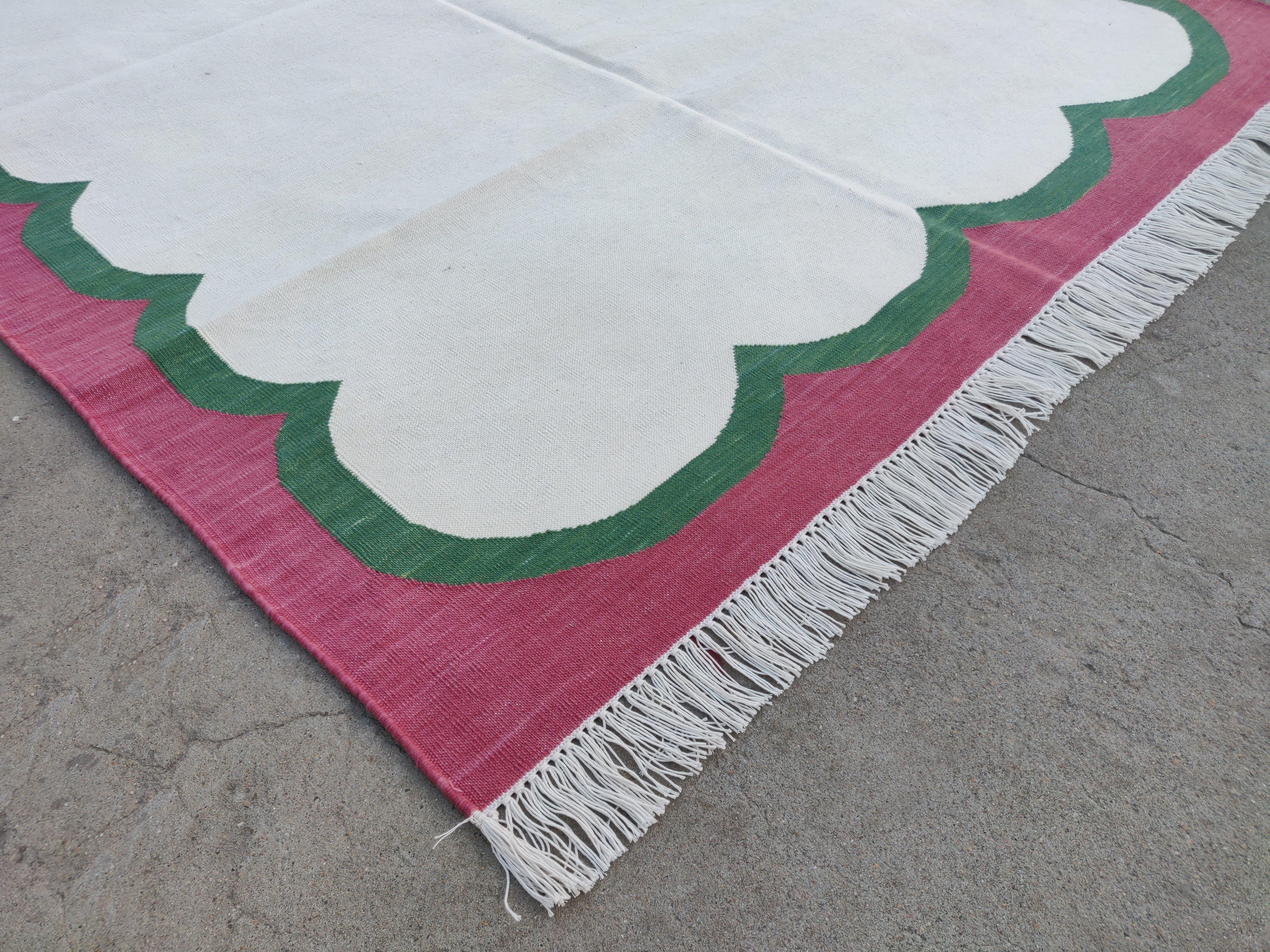 Handgefertigter Flachgewebe-Teppich aus Baumwolle, 4x6 Creme und Rosa mit Wellenschliff, indischer Dhurrie (Indisch) im Angebot