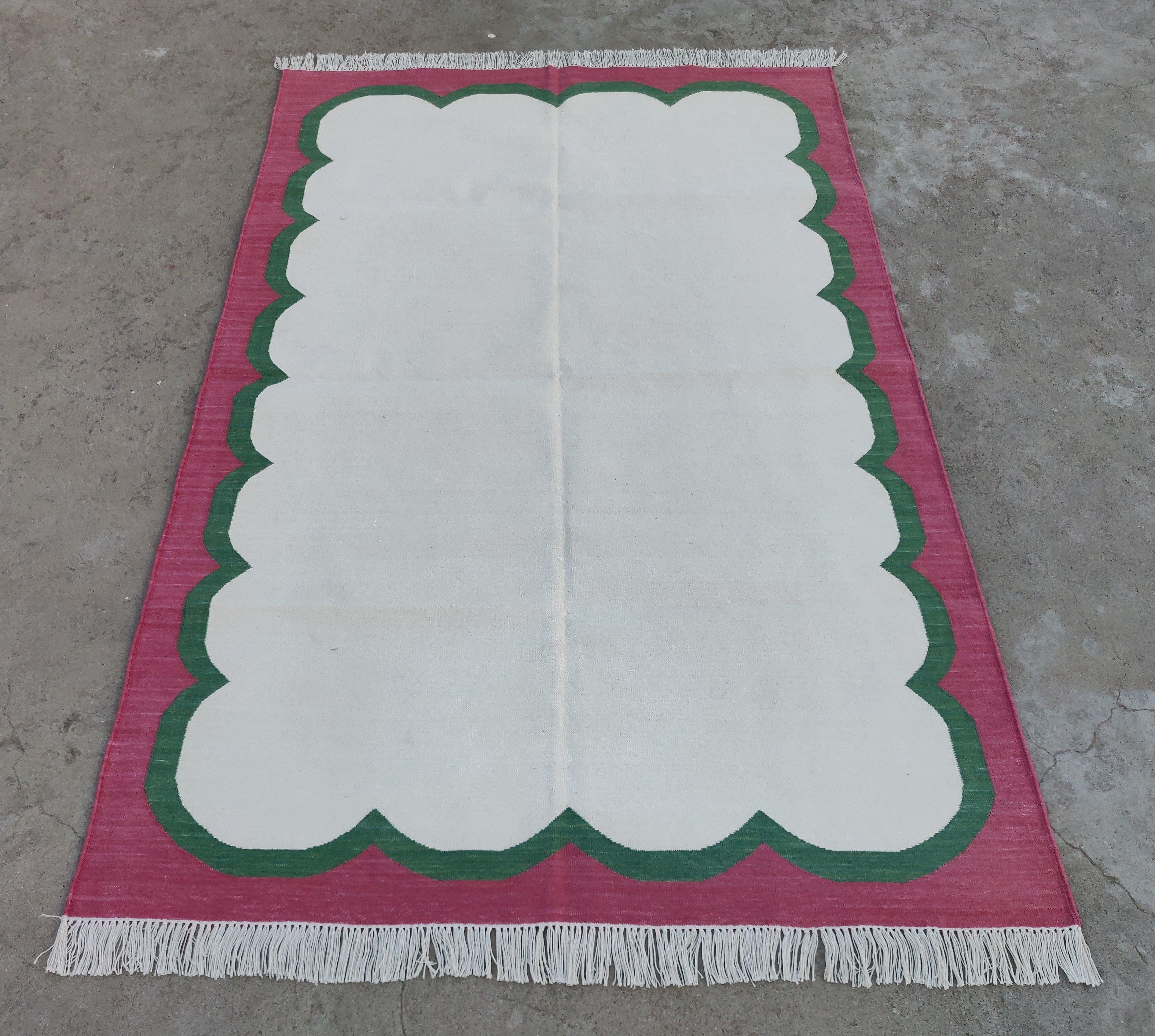 Handmade Cotton Area Flat Weave Rug, 4x6 Cream And Pink Scalloped Indian Dhurrie In New Condition For Sale In Jaipur, IN