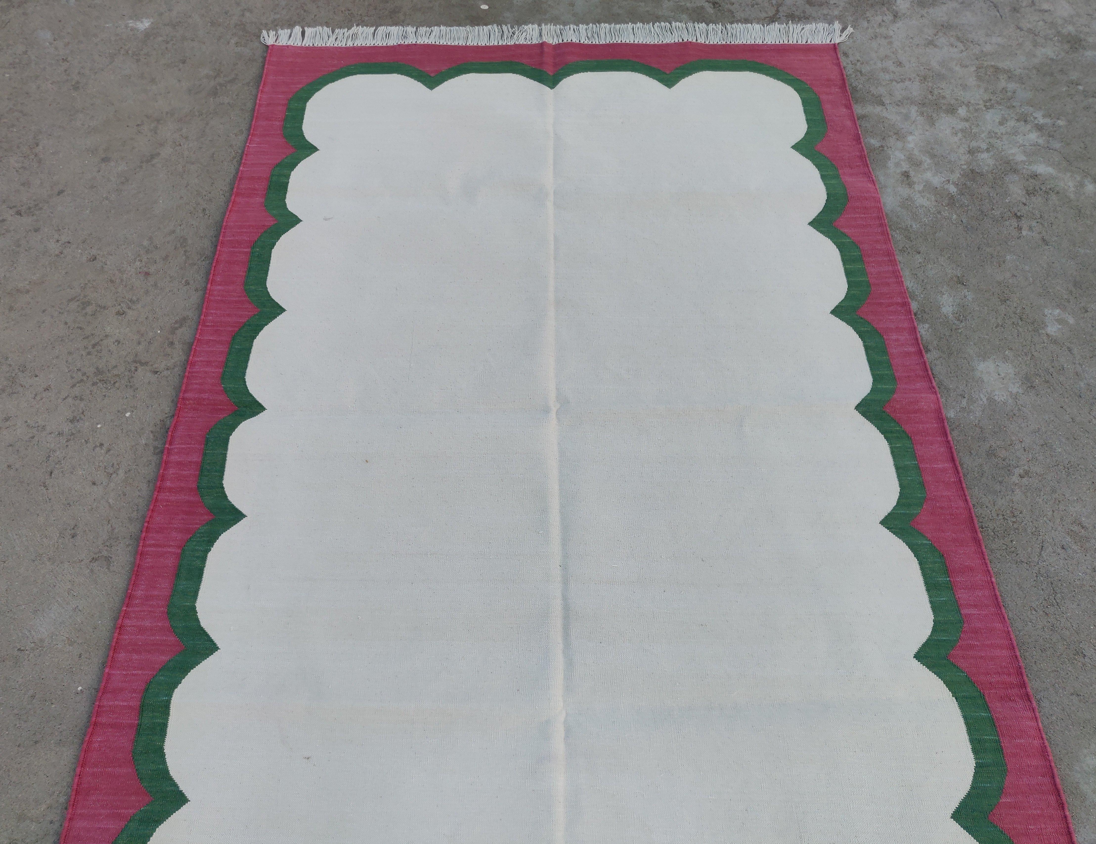 Handgefertigter Flachgewebe-Teppich aus Baumwolle, 4x6 Creme und Rosa mit Wellenschliff, indischer Dhurrie im Zustand „Neu“ im Angebot in Jaipur, IN