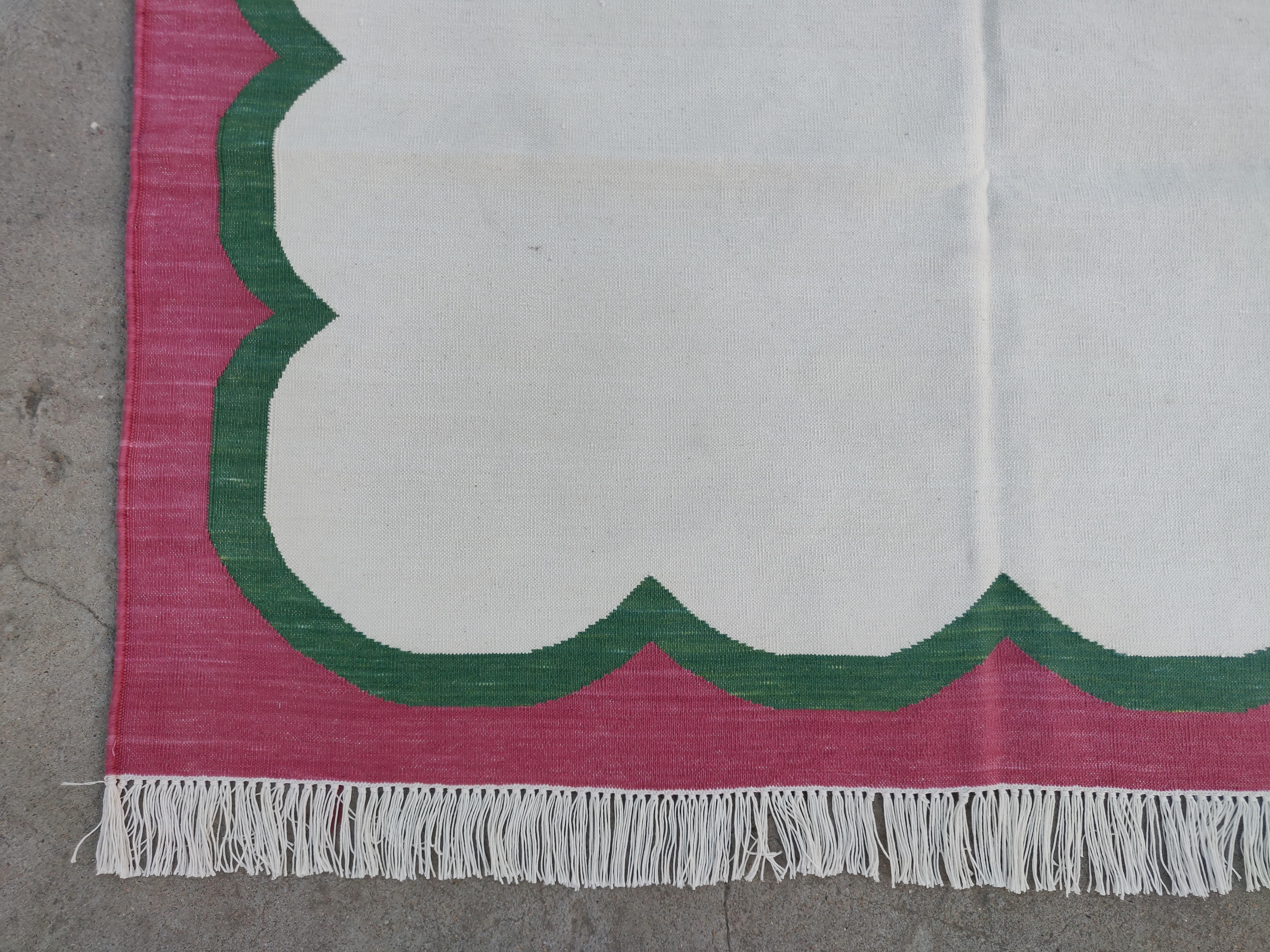 Handgefertigter Flachgewebe-Teppich aus Baumwolle, 4x6 Creme und Rosa mit Wellenschliff, indischer Dhurrie (21. Jahrhundert und zeitgenössisch) im Angebot