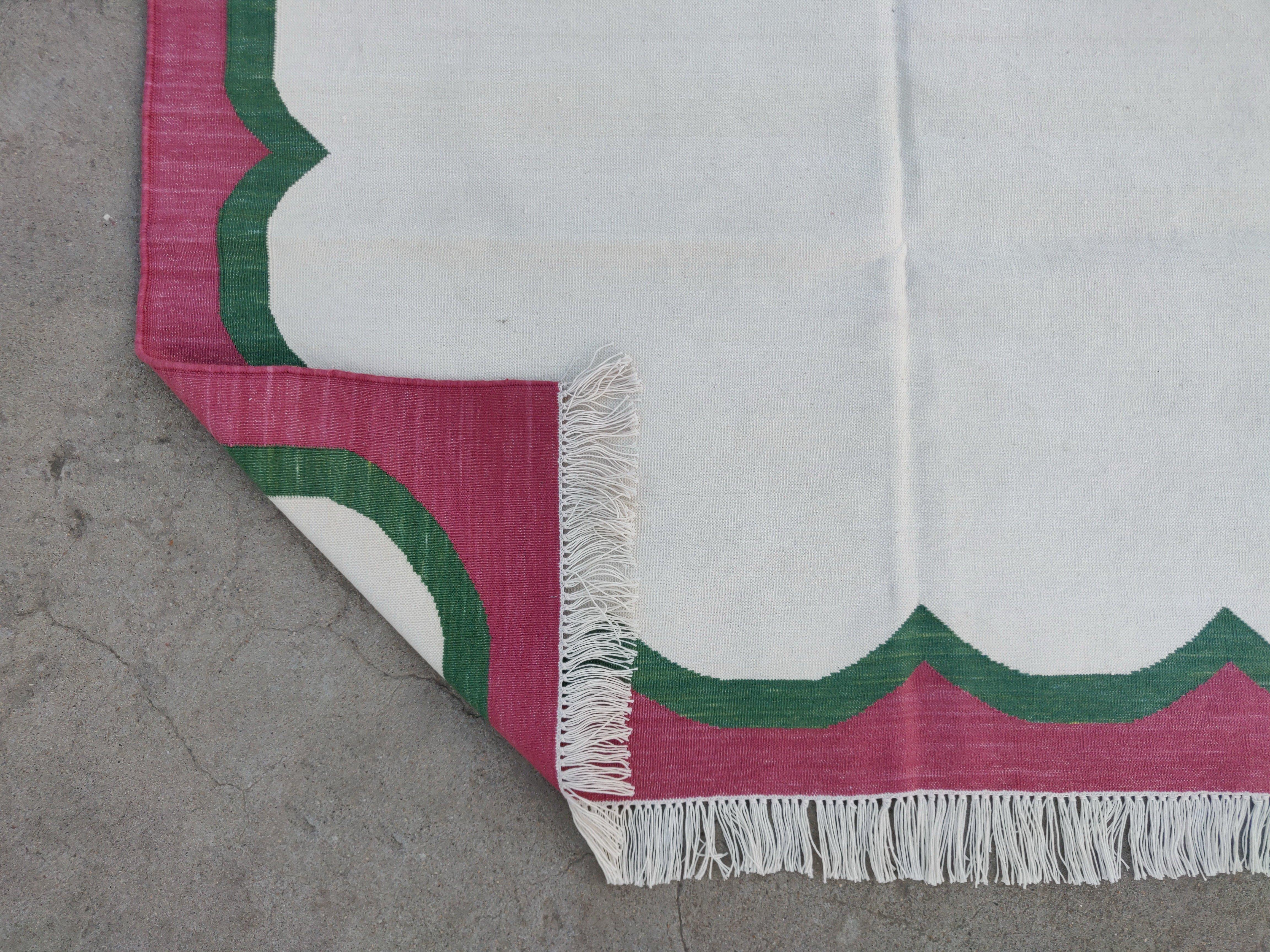 Handgefertigter Flachgewebe-Teppich aus Baumwolle, 4x6 Creme und Rosa mit Wellenschliff, indischer Dhurrie im Angebot 1
