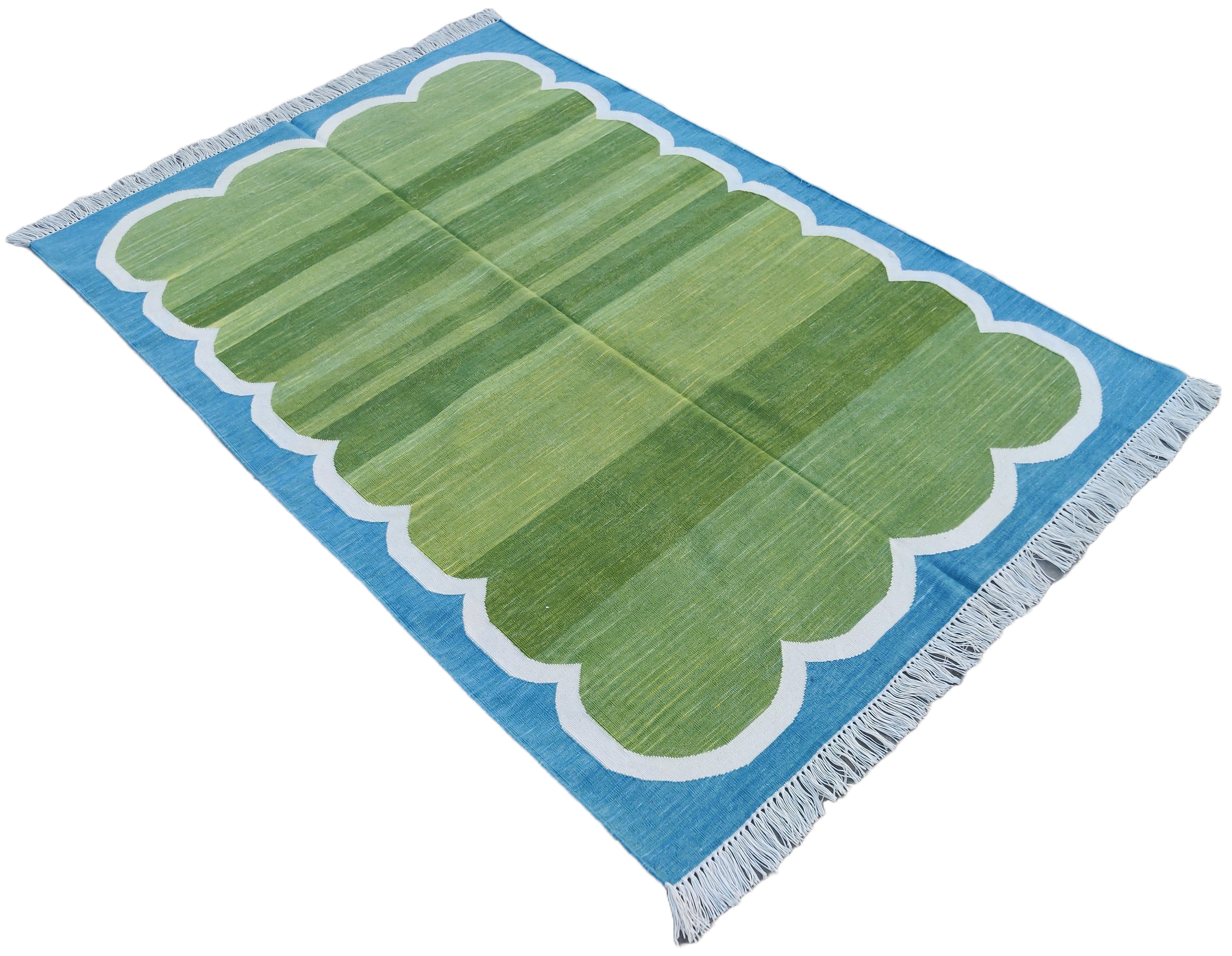 Baumwolle pflanzlich gefärbt Grün, Creme und Blau Scalloped Striped Indian Dhurrie Rug-4'x6' 
Diese speziellen flachgewebten Dhurries werden aus 15-fachem Garn aus 100% Baumwolle handgewebt. Aufgrund der speziellen Fertigungstechniken, die zur