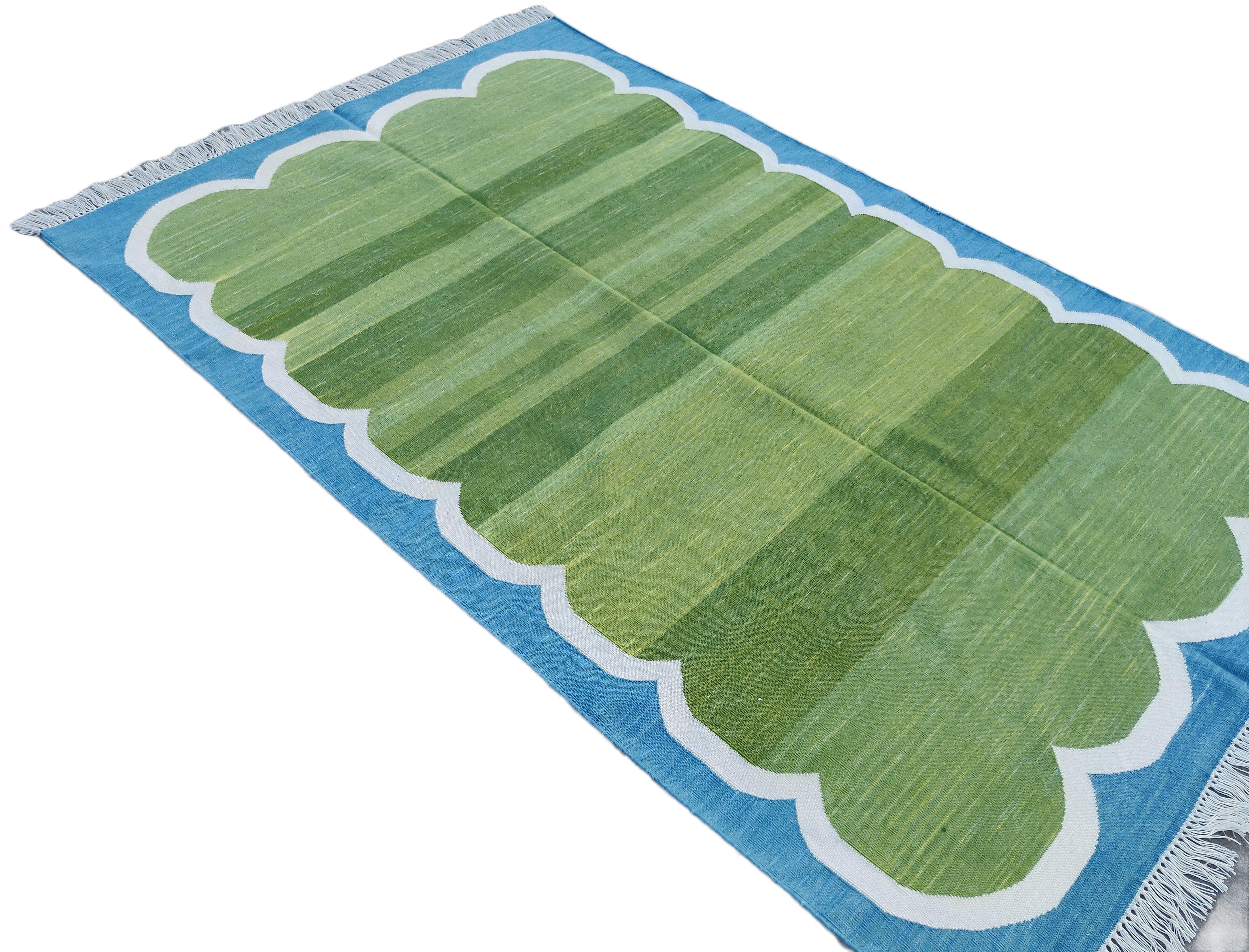 Handgefertigter flacher Baumwollteppich mit Flachgewebe, 4x6 Grüner und blauer Wellenschliff indischer Dhurrie (Indisch) im Angebot