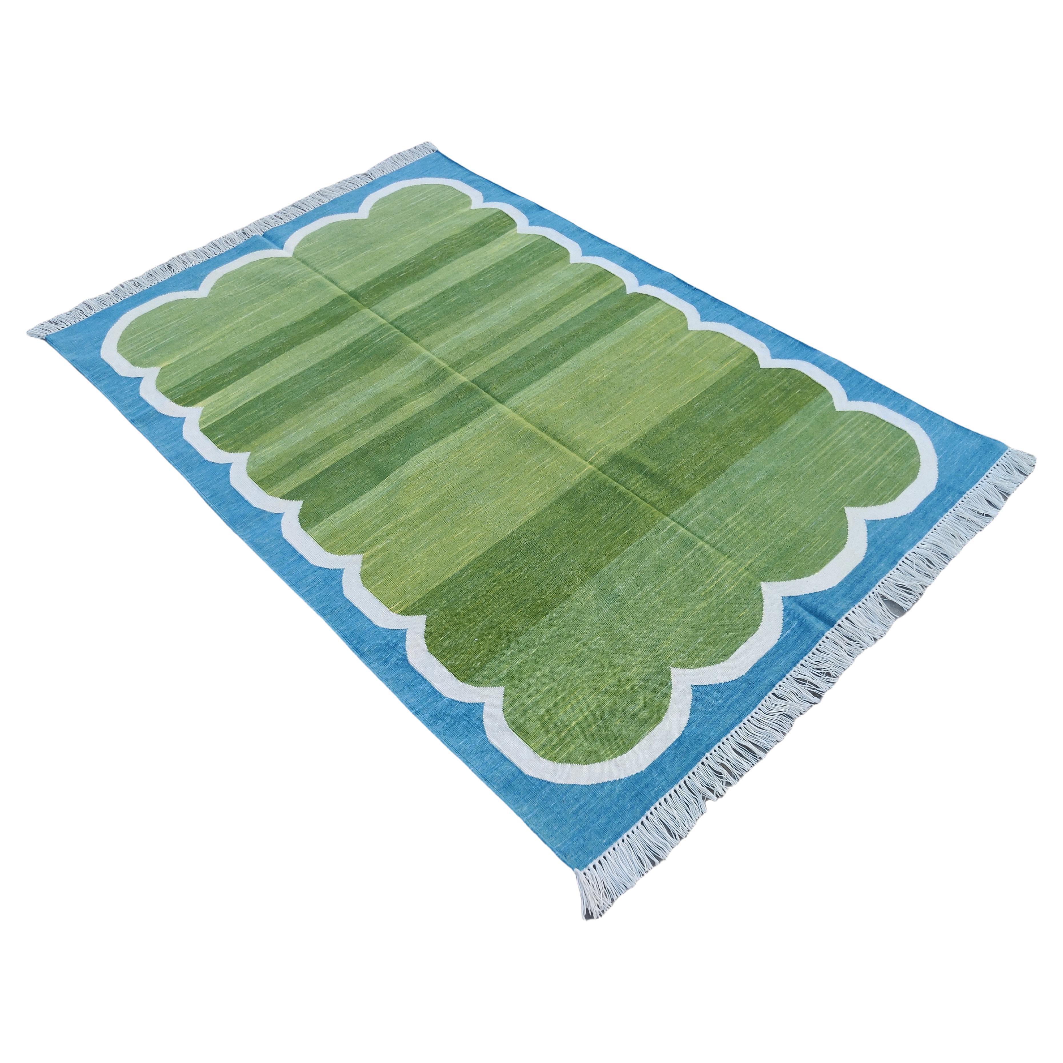Handgefertigter flacher Baumwollteppich mit Flachgewebe, 4x6 Grüner und blauer Wellenschliff indischer Dhurrie im Angebot