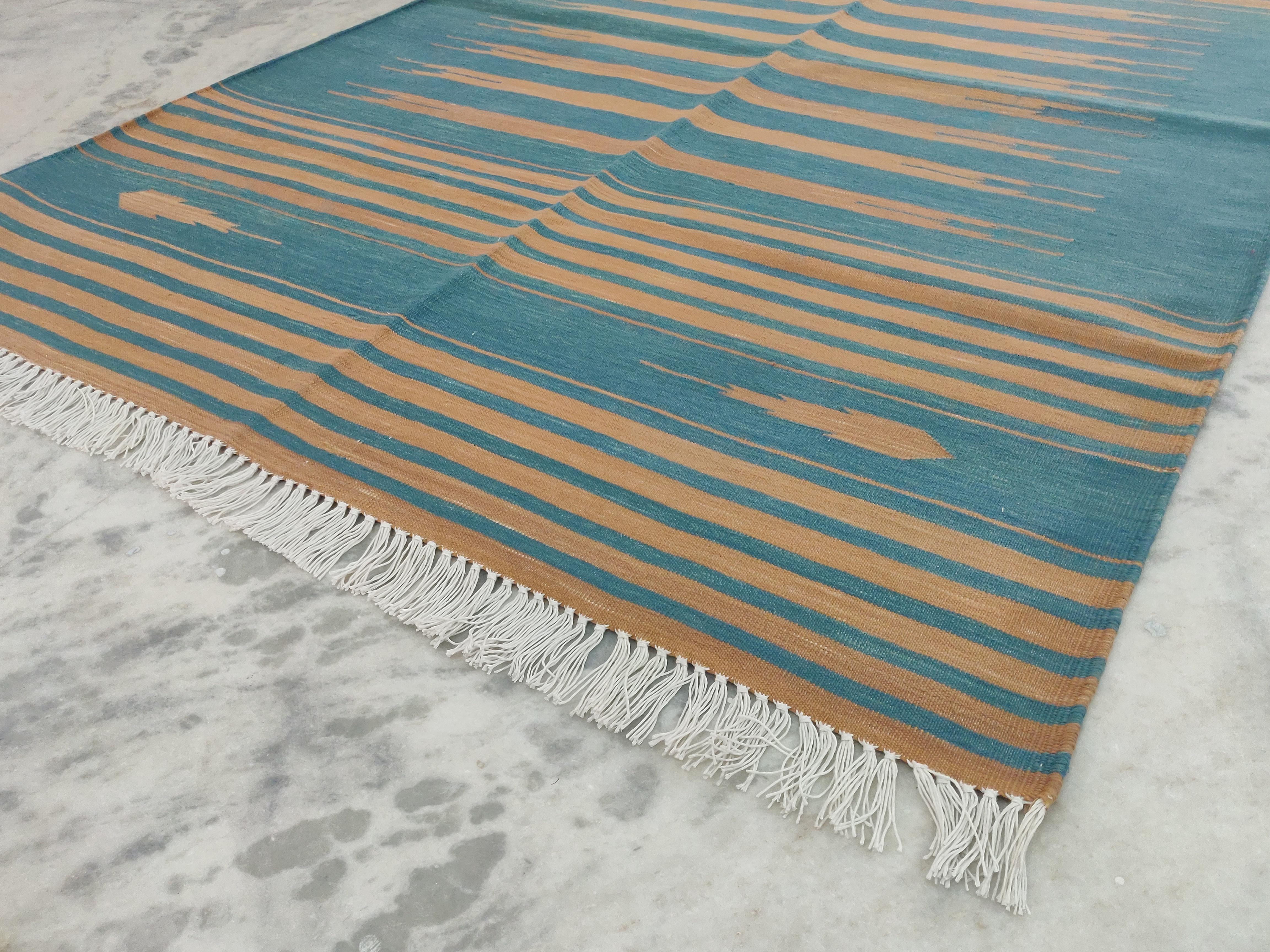 Handgefertigter Flachgewebe-Teppich aus Baumwolle, 4x6 grün und braun gestreift indischer Dhurrie (Moderne der Mitte des Jahrhunderts)