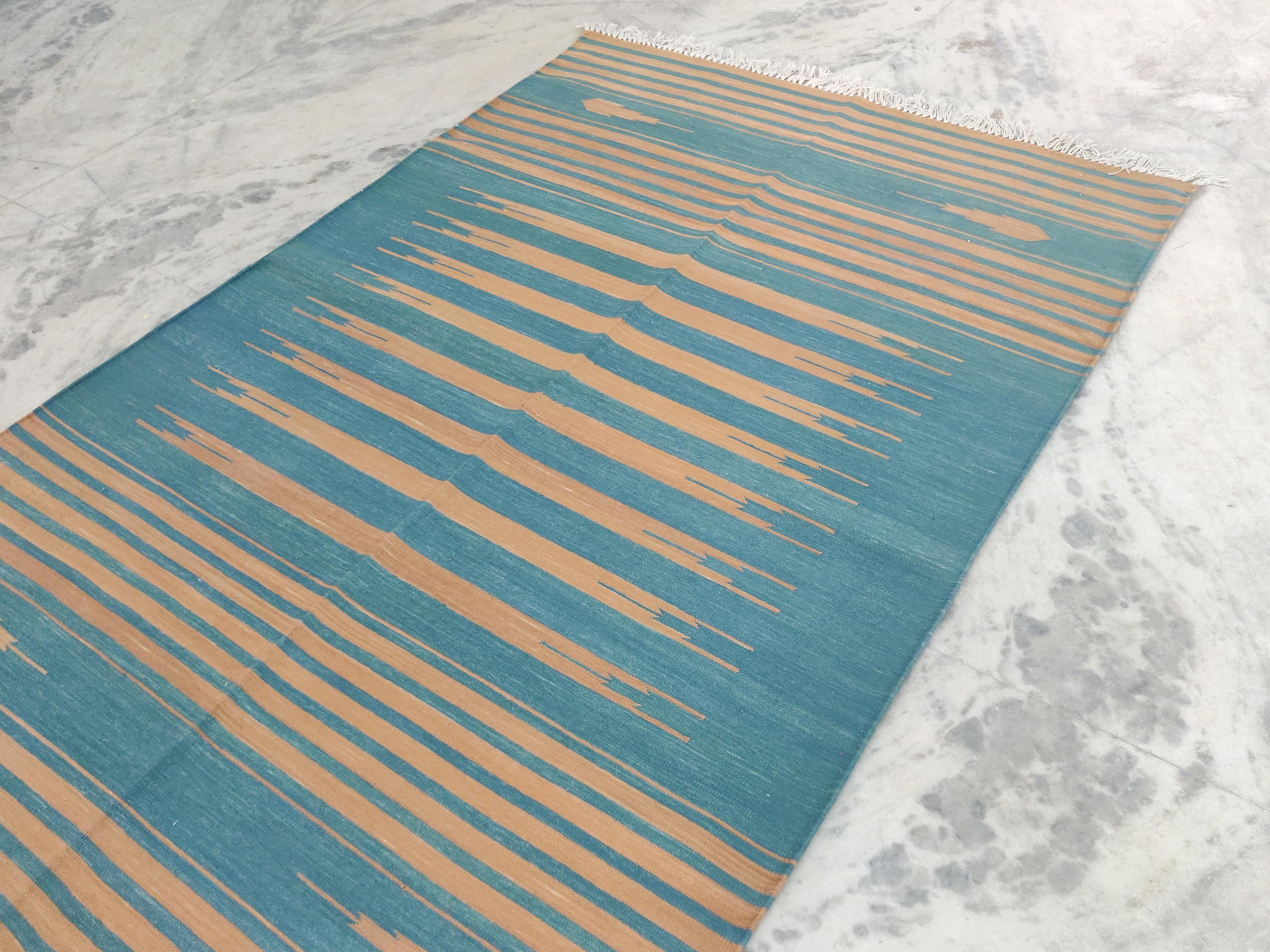 Handgefertigter Flachgewebe-Teppich aus Baumwolle, 4x6 grün und braun gestreift indischer Dhurrie (Indisch)