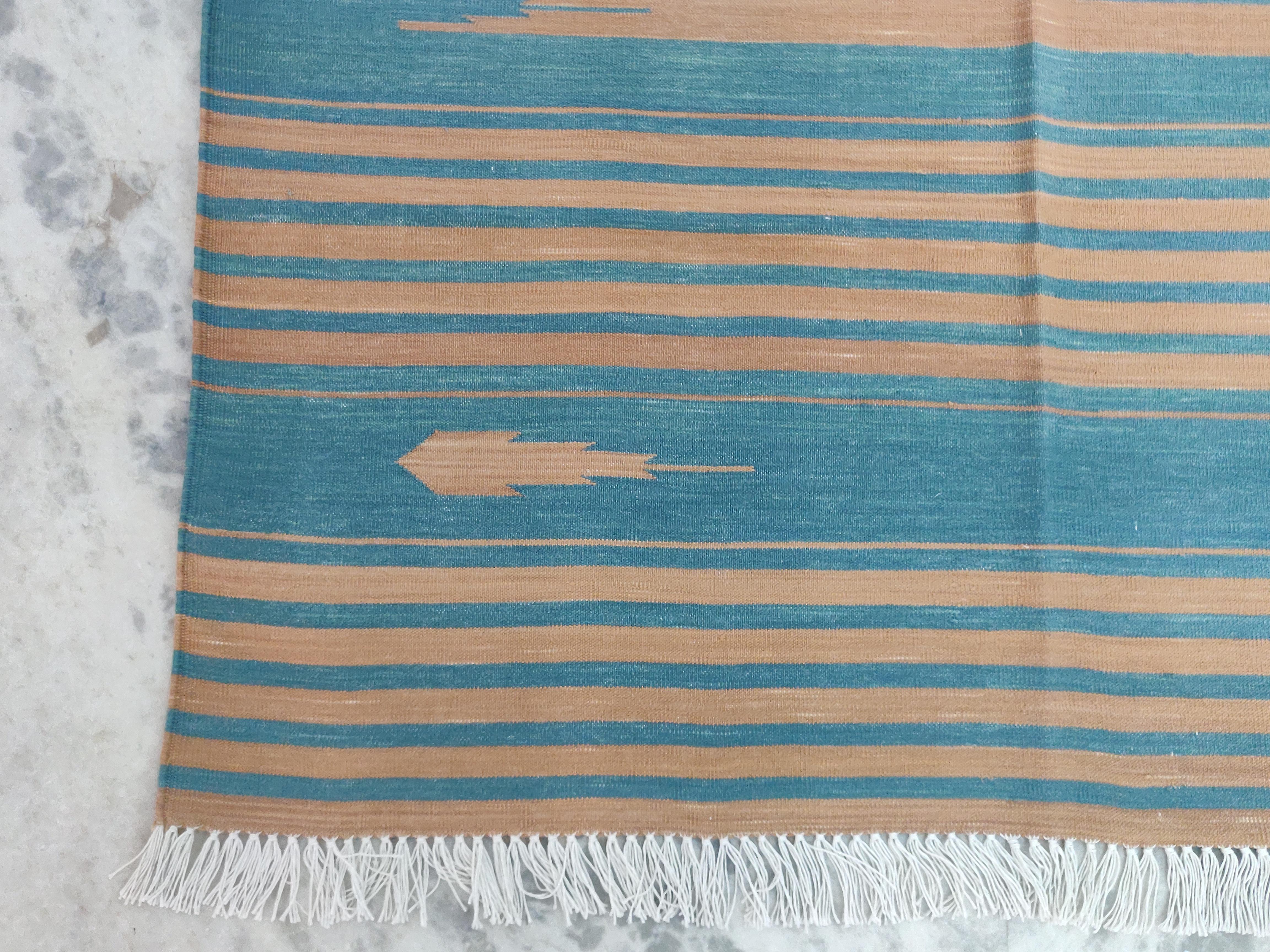 Handgefertigter Flachgewebe-Teppich aus Baumwolle, 4x6 grün und braun gestreift indischer Dhurrie im Zustand „Neu“ in Jaipur, IN