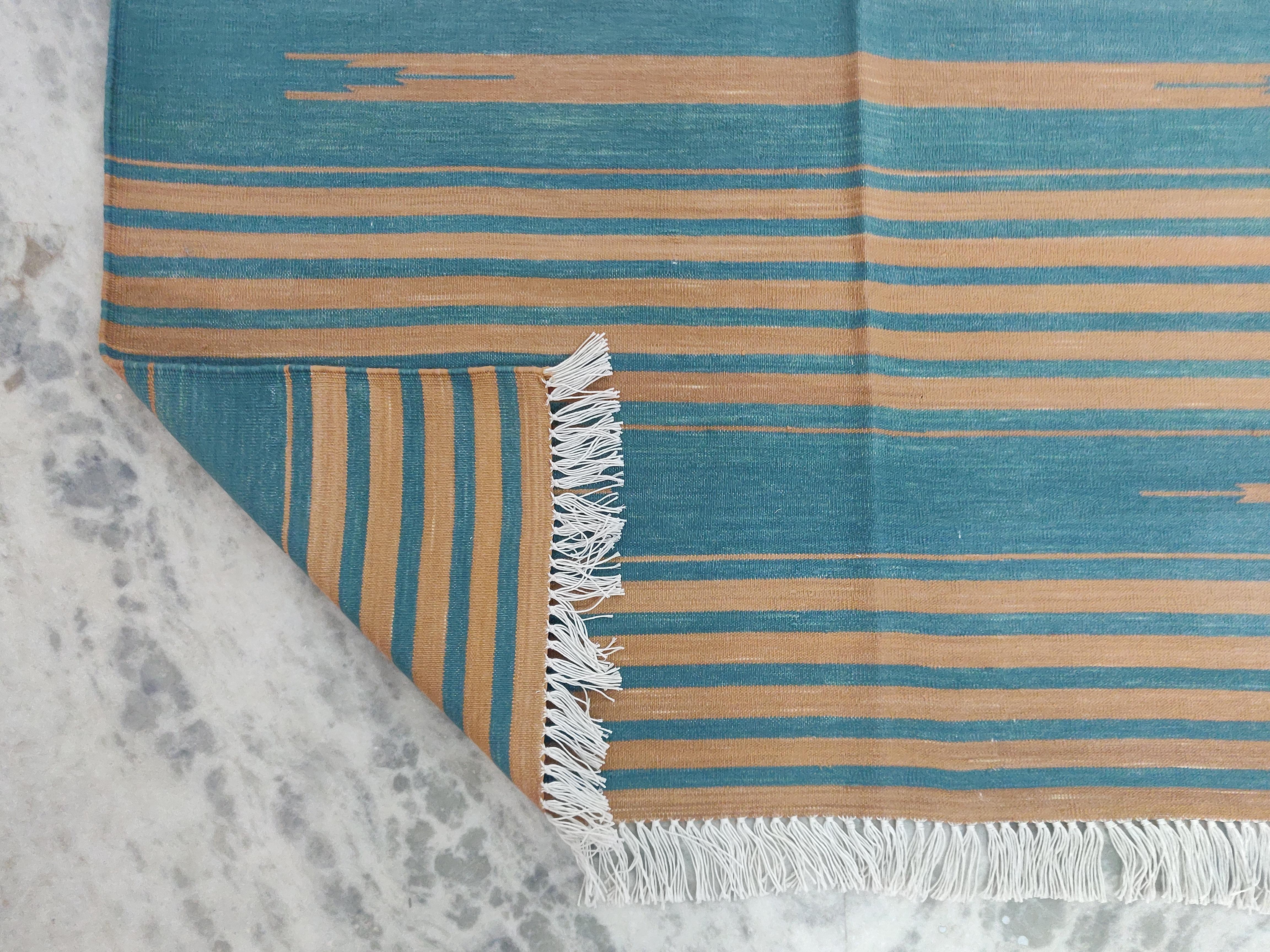 Handgefertigter Flachgewebe-Teppich aus Baumwolle, 4x6 grün und braun gestreift indischer Dhurrie (21. Jahrhundert und zeitgenössisch)