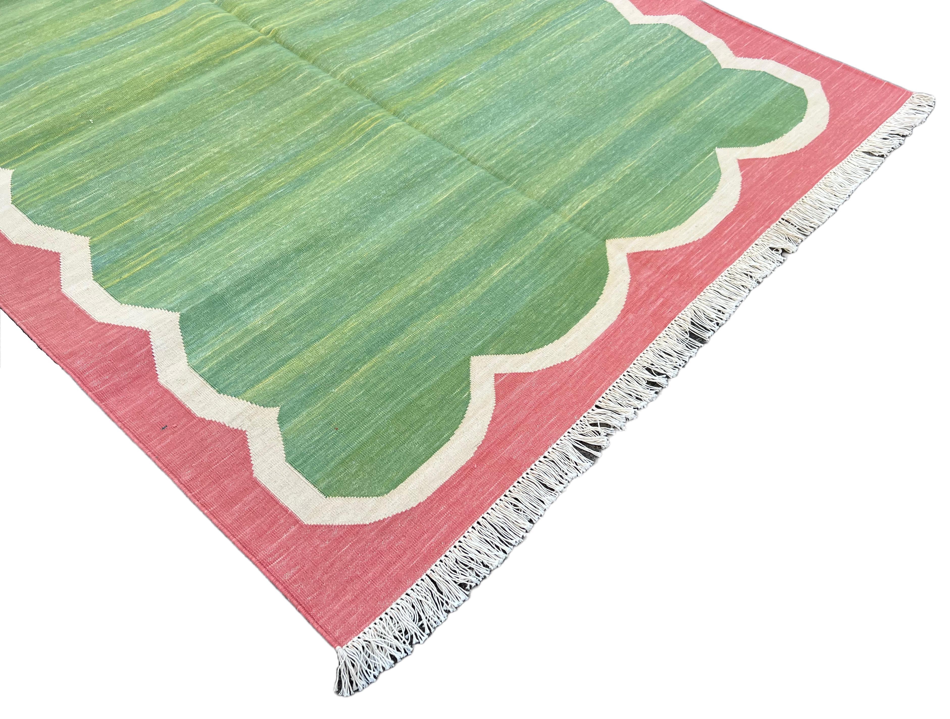 Mid-Century Modern Handmade Cotton Area Flat Weave Rug, 4x6 Green And Coral Scallop Indian Dhurrie For Sale
