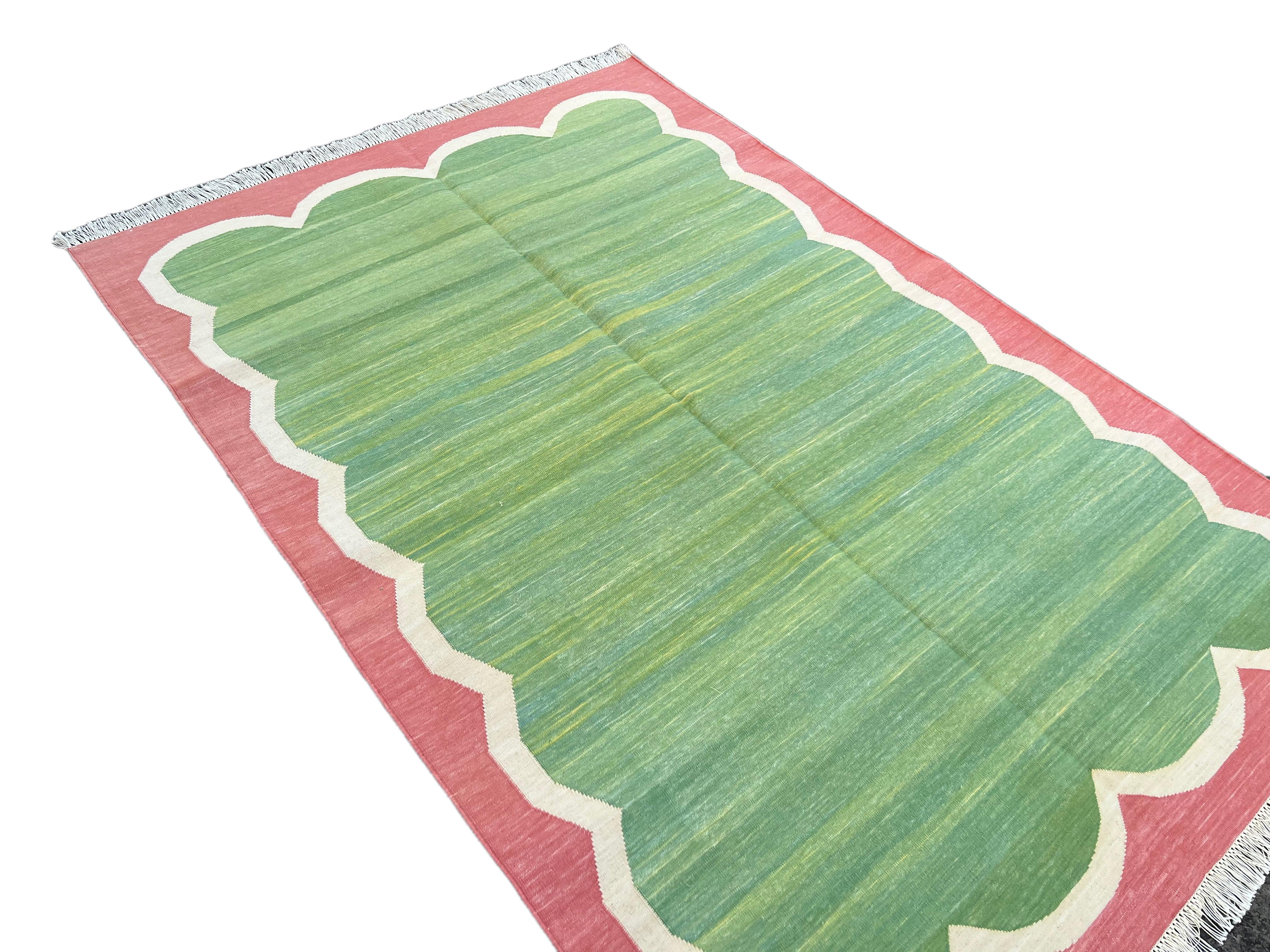 Handgefertigter Flachgewebe-Teppich aus Baumwolle, 4x6 Grün und Koralle Jakobsmuschelfarben, indisch Dhurrie (Indisch) im Angebot