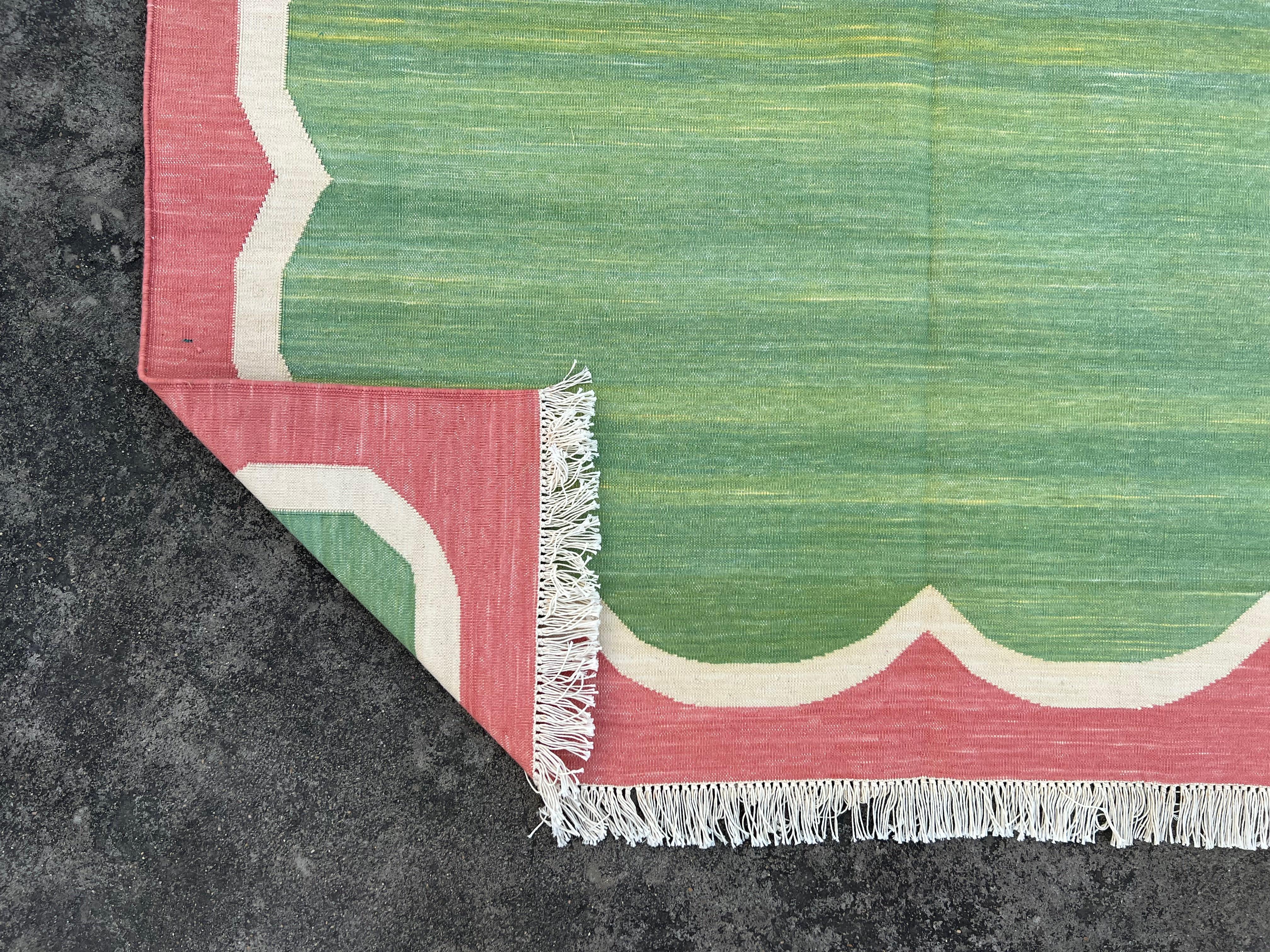 Handgefertigter Flachgewebe-Teppich aus Baumwolle, 4x6 Grün und Koralle Jakobsmuschelfarben, indisch Dhurrie (21. Jahrhundert und zeitgenössisch) im Angebot
