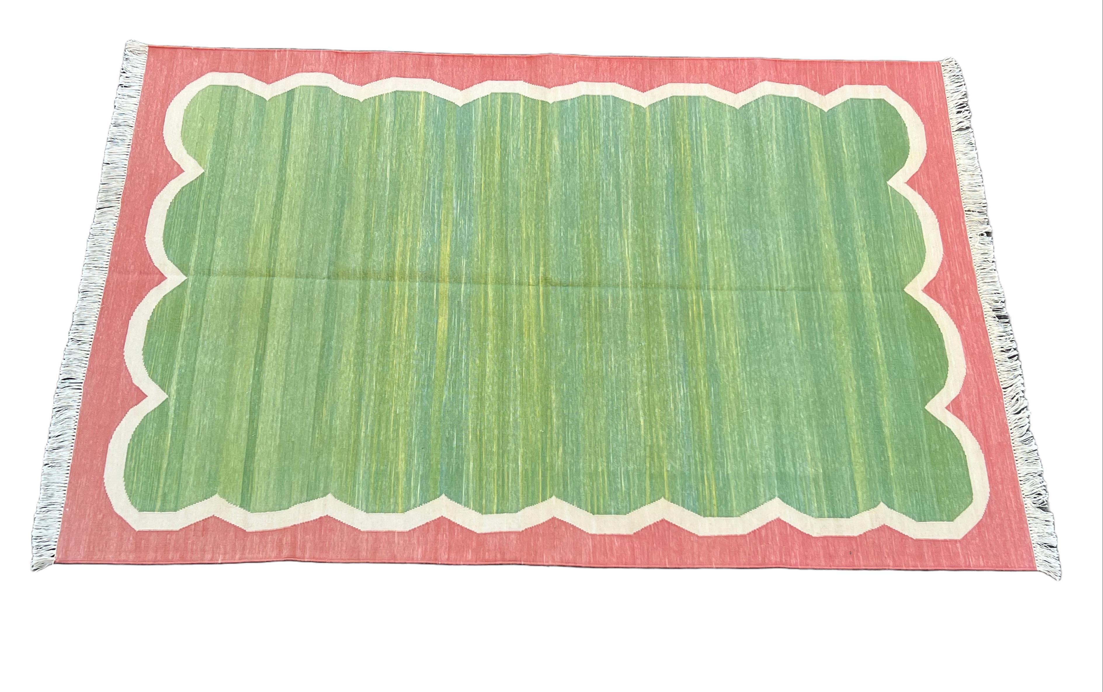 Handmade Cotton Area Flat Weave Rug, 4x6 Green And Coral Scallop Indian Dhurrie For Sale 3