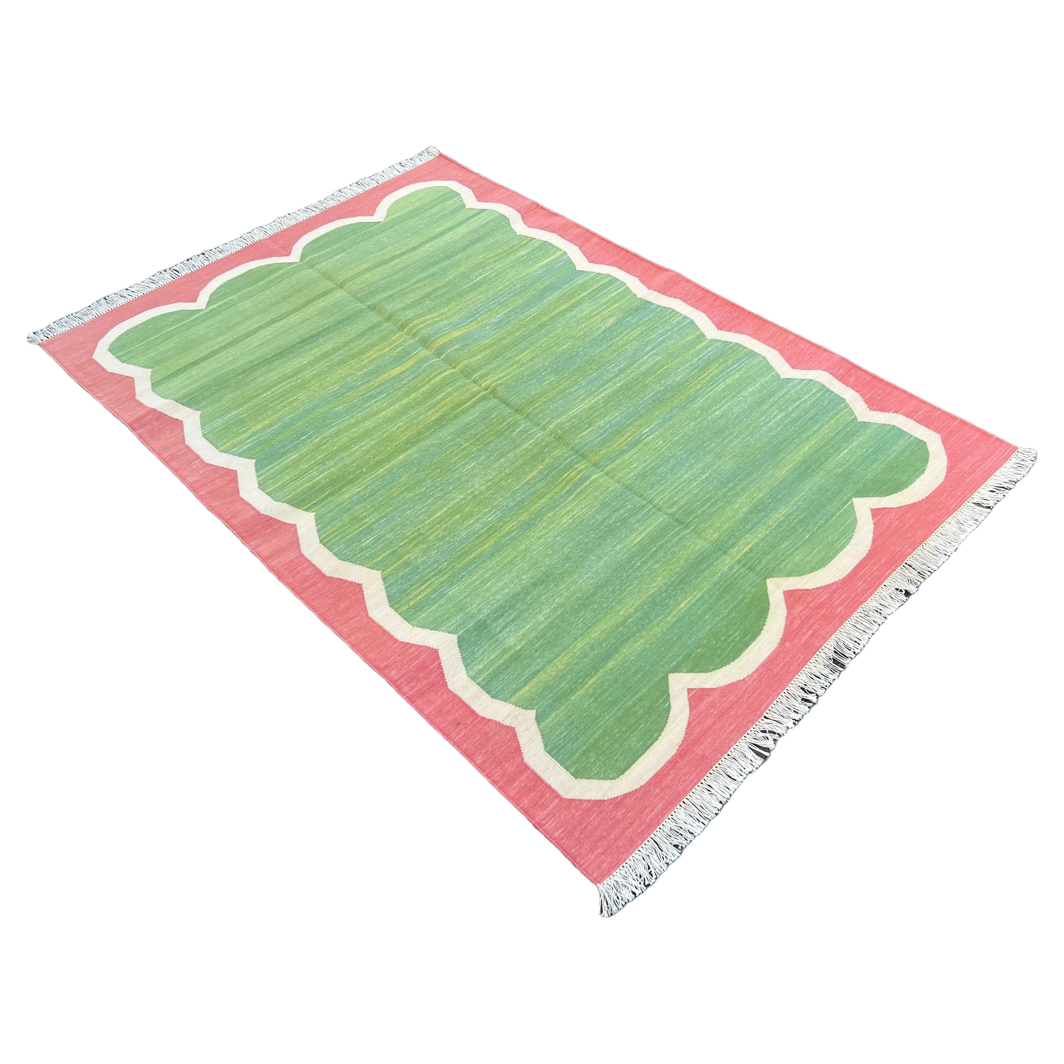Handgefertigter Flachgewebe-Teppich aus Baumwolle, 4x6 Grün und Koralle Jakobsmuschelfarben, indisch Dhurrie im Angebot