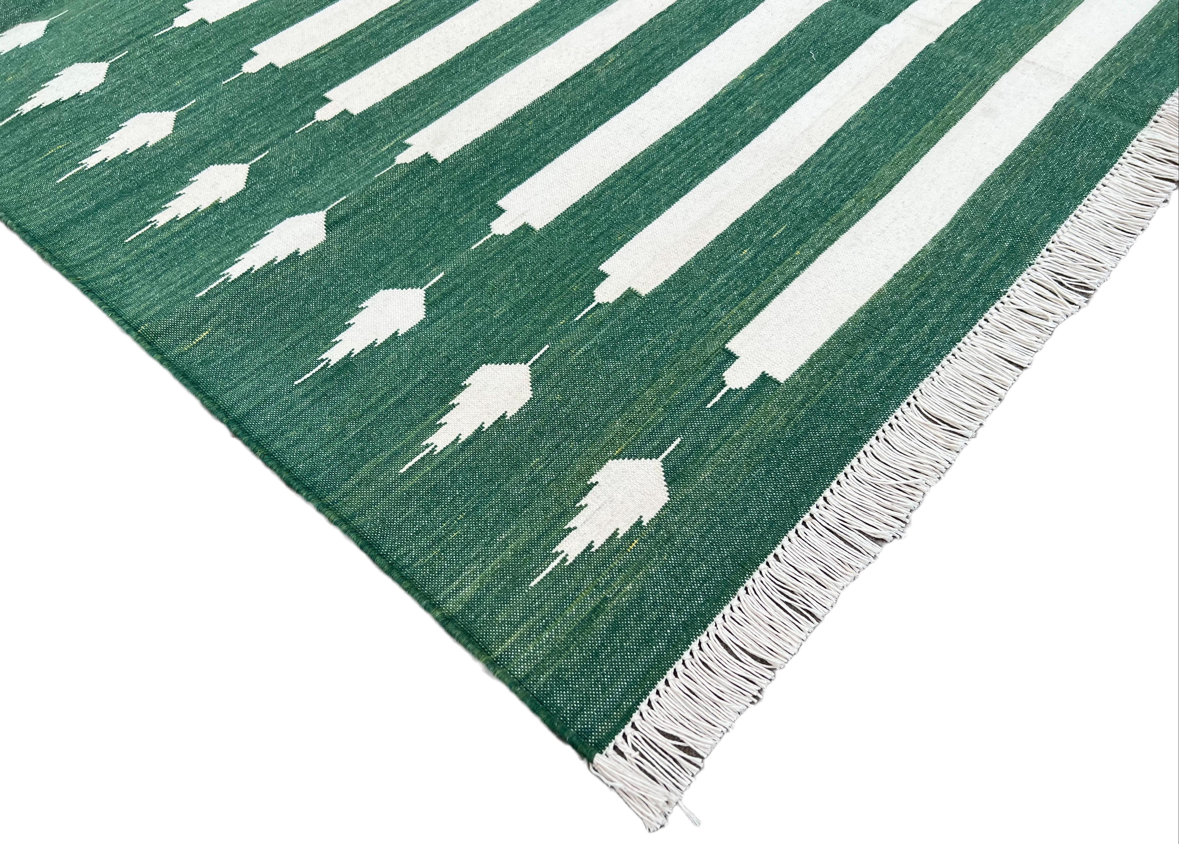 Handgefertigter flacher Baumwollteppich mit Flachgewebe, 4x6 Grün und Weiß gestreifter indischer Dhurrie (Handgewebt) im Angebot