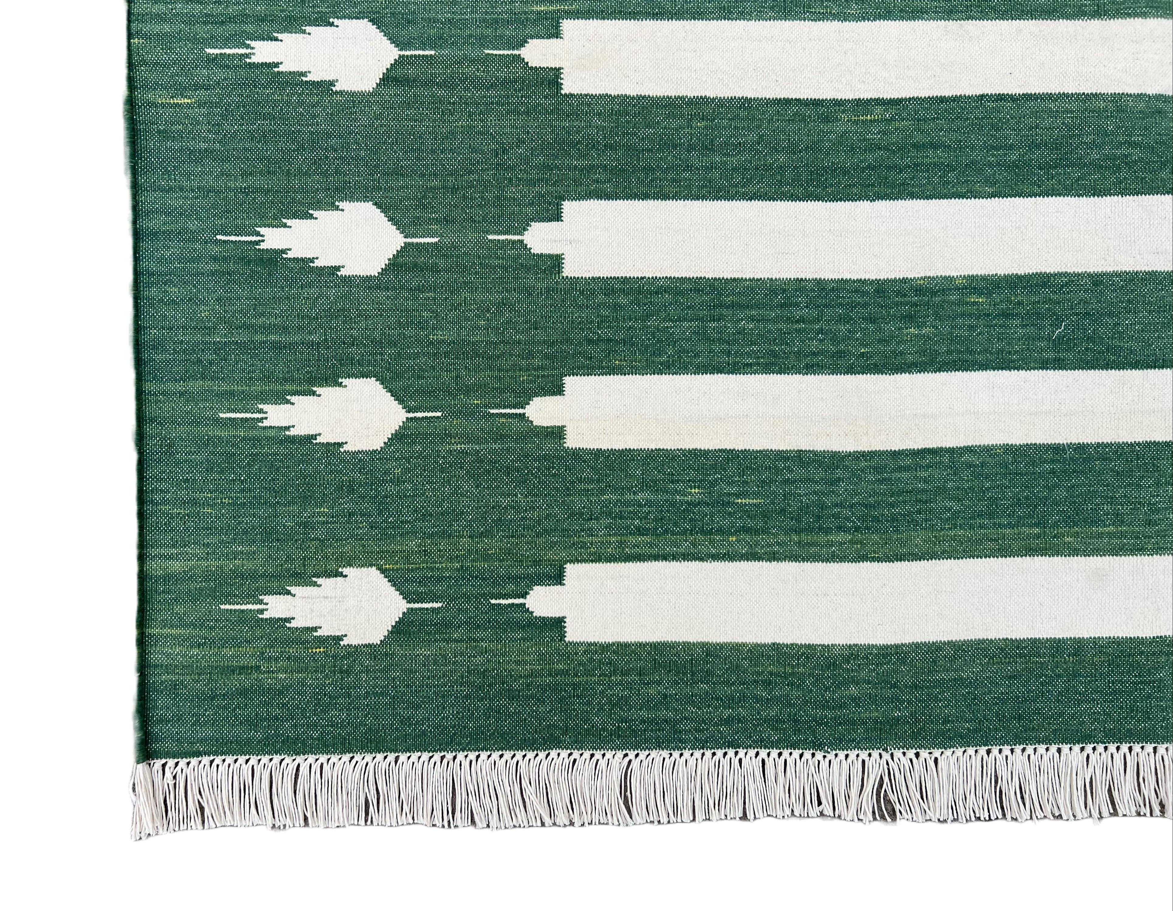Coton Tapis Dhurrie indien à rayures vertes et blanches fait à la main, 4 x 6 en vente