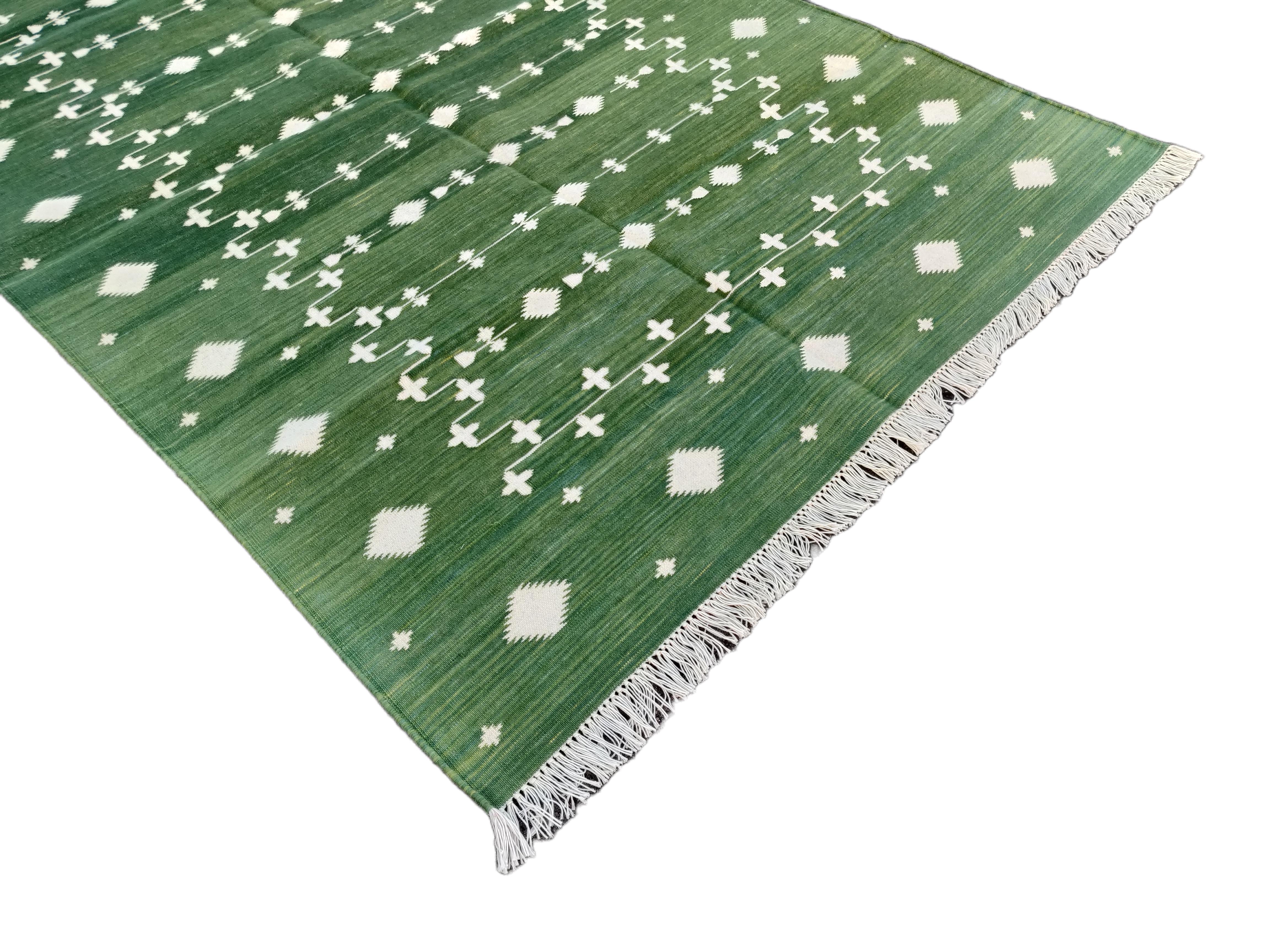 Hand-Woven Handmade Cotton Area Flat Weave Rug, 4x6 Green Shooting Star Indian Dhurrie Rug For Sale