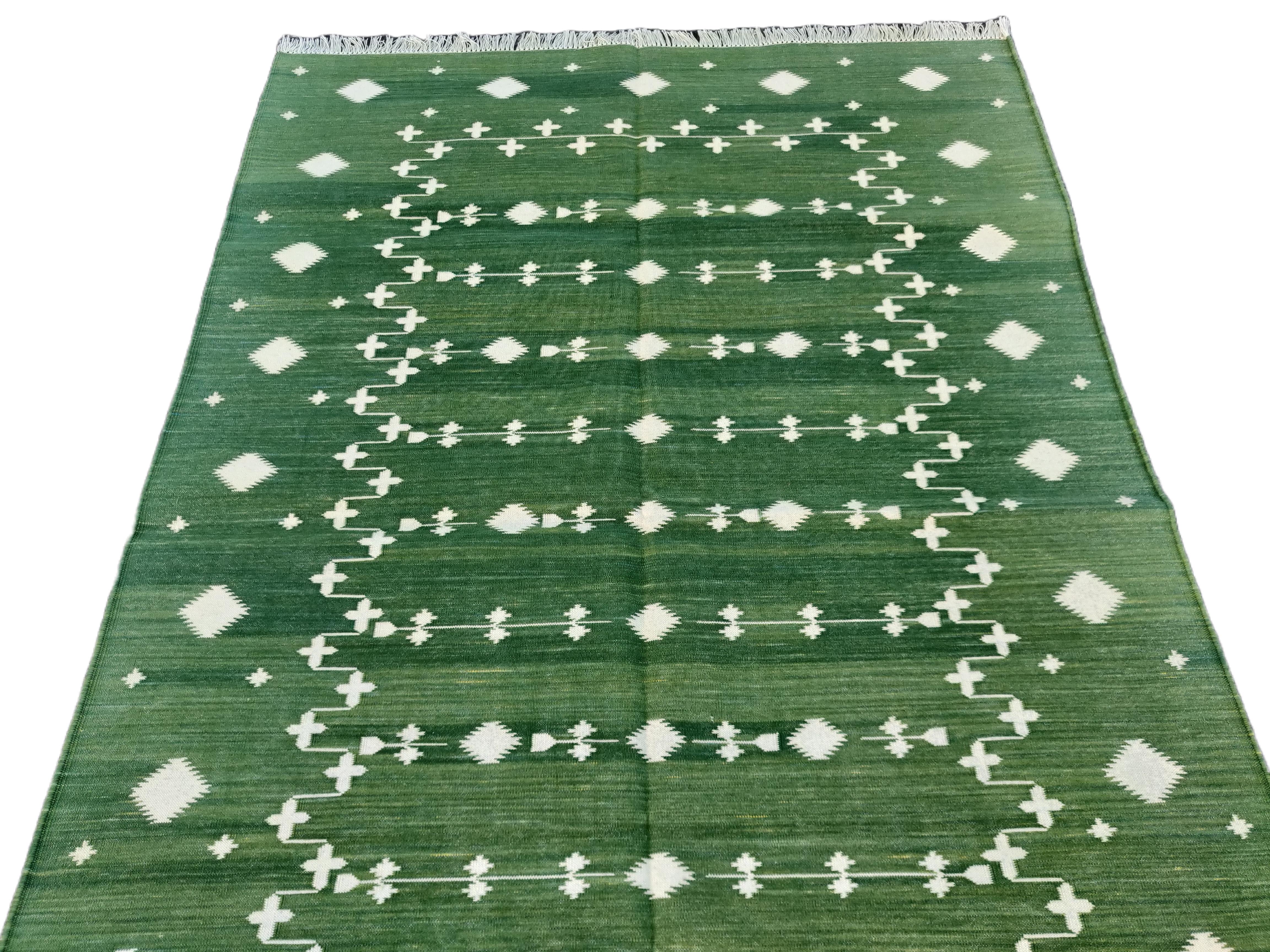 Handmade Cotton Area Flat Weave Rug, 4x6 Green Shooting Star Indian Dhurrie Rug For Sale 2