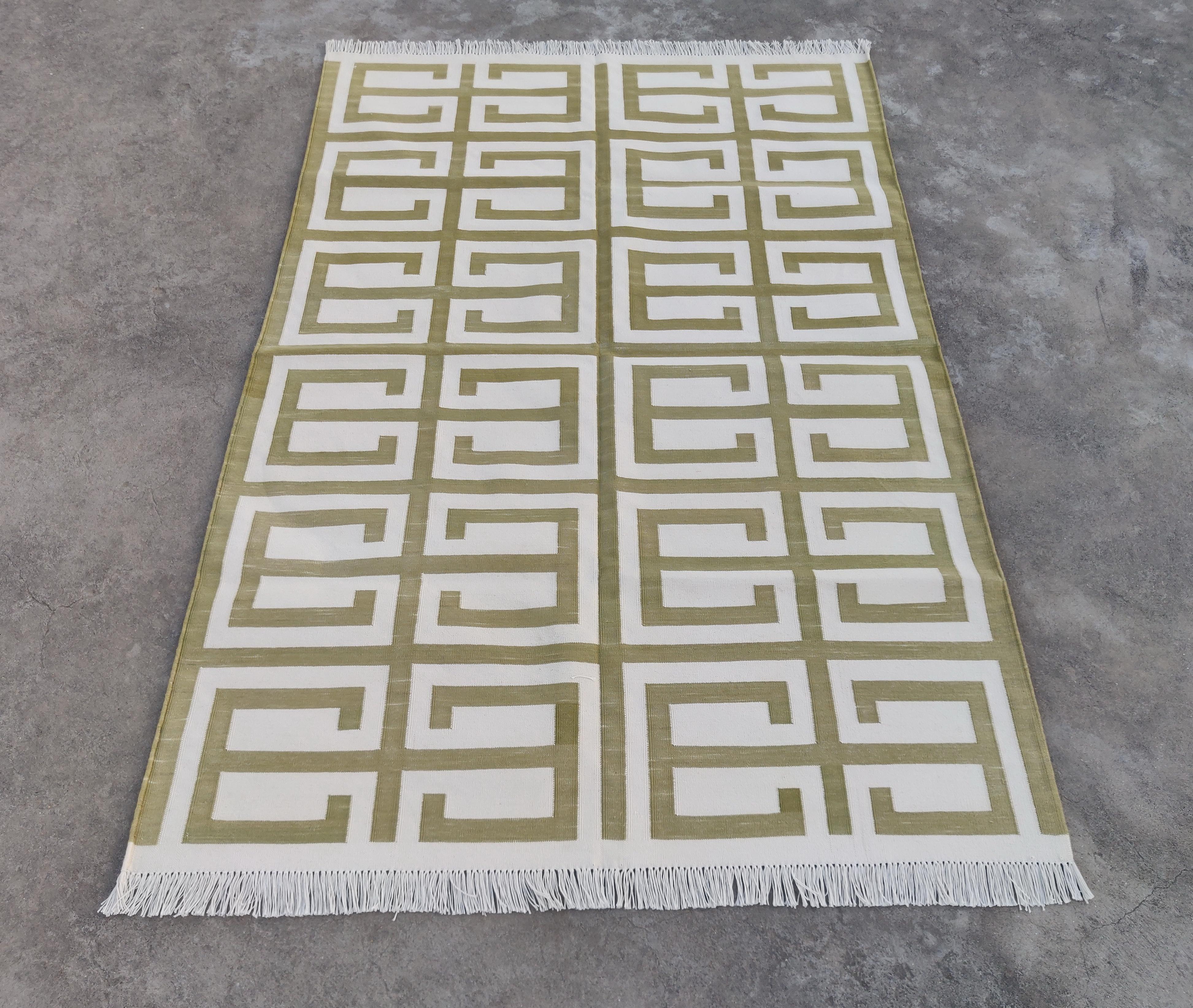 Handmade Cotton Area Flat Weave Rug, 4x6 Green & White Geometric Indian Dhurrie In New Condition For Sale In Jaipur, IN
