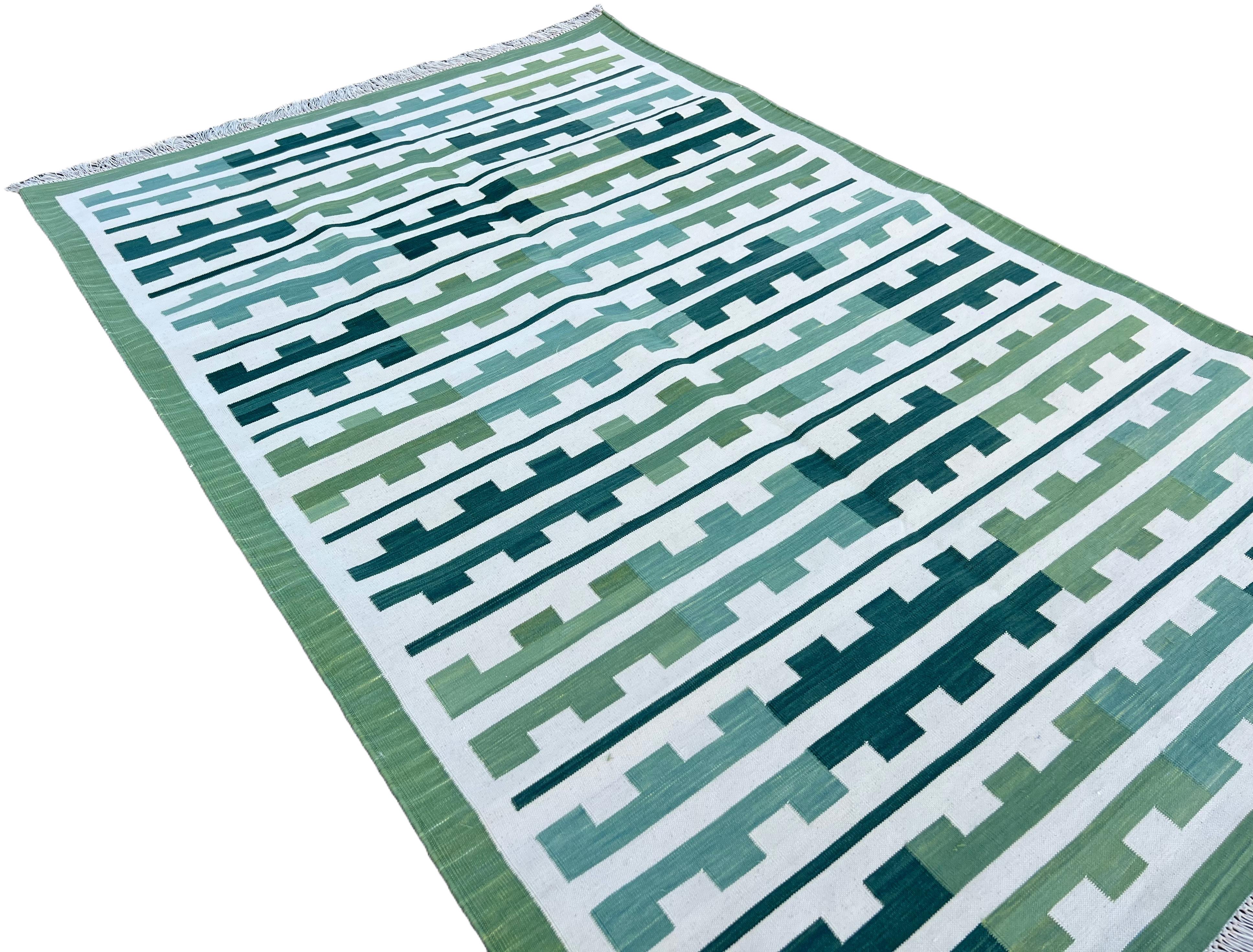 Tissé à la main Tapis en coton tissé à plat, 4x6 Green, White Striped Dhurrie en vente