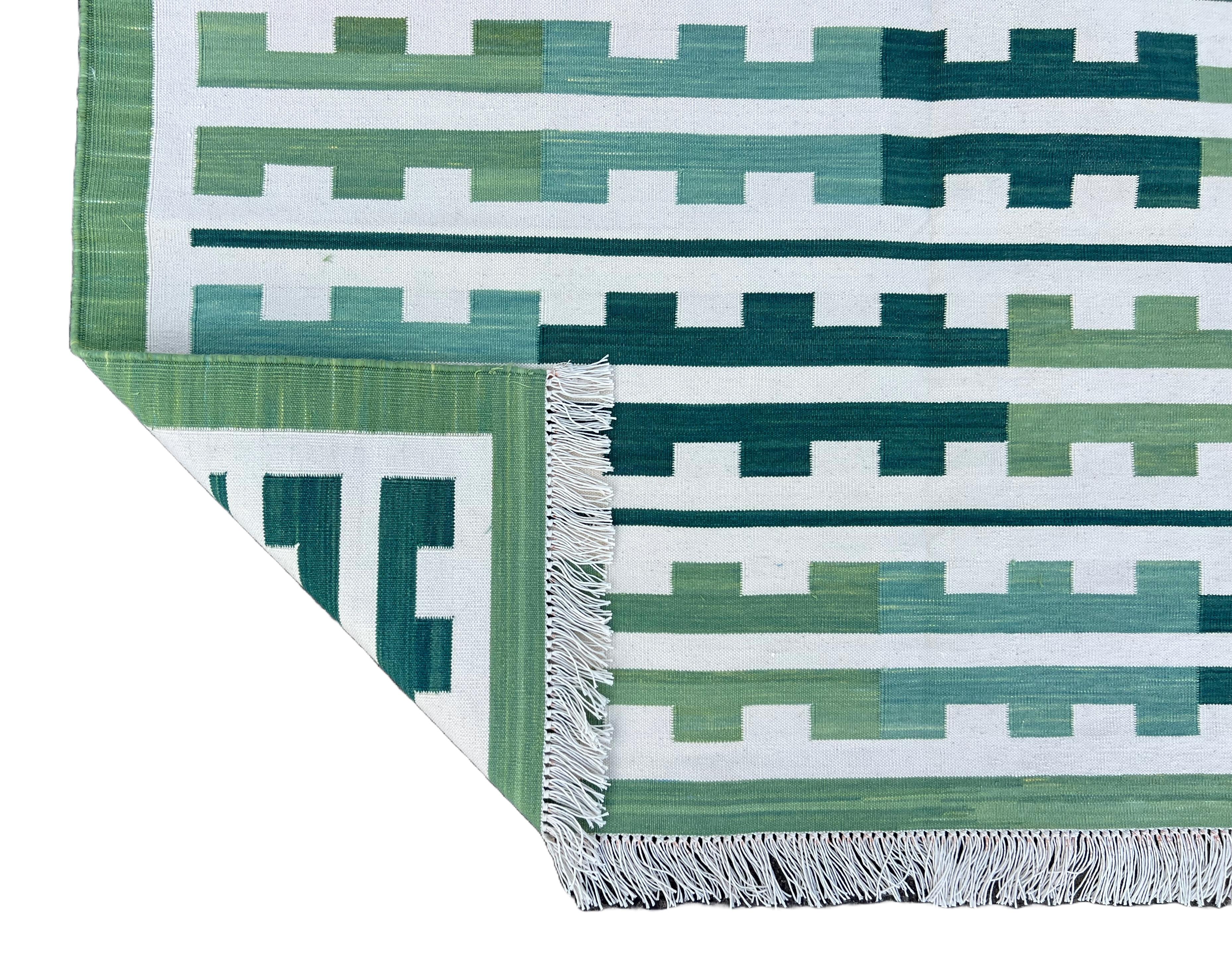 Tapis en coton tissé à plat, 4x6 Green, White Striped Dhurrie en vente 1