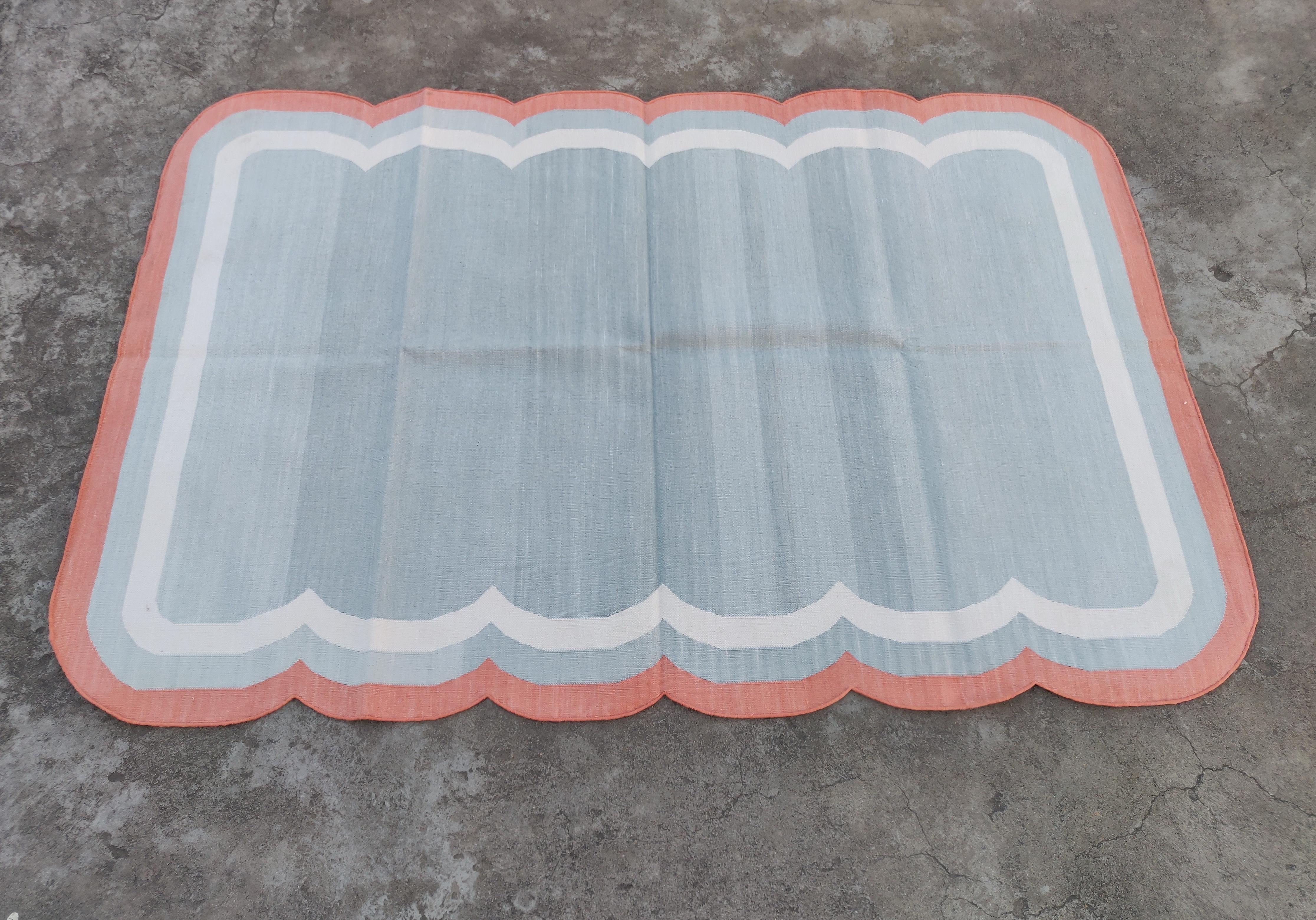 Handgefertigter Flachgewebe-Teppich aus Baumwolle, 4x6 Grau und Koralle mit Wellenschliff, indischer Dhurrie im Angebot 3
