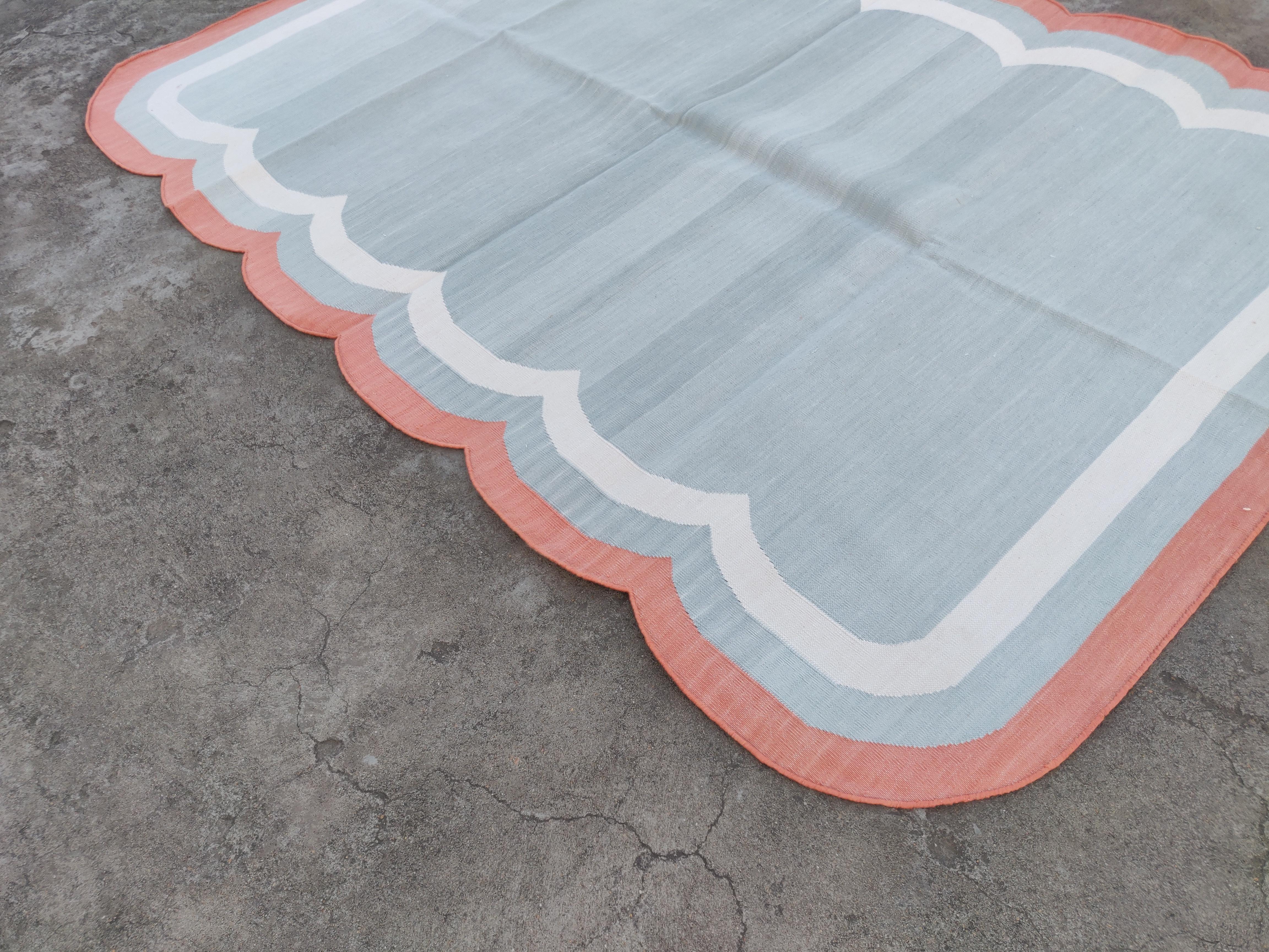 Handgefertigter Flachgewebe-Teppich aus Baumwolle, 4x6 Grau und Koralle mit Wellenschliff, indischer Dhurrie (Indisch) im Angebot