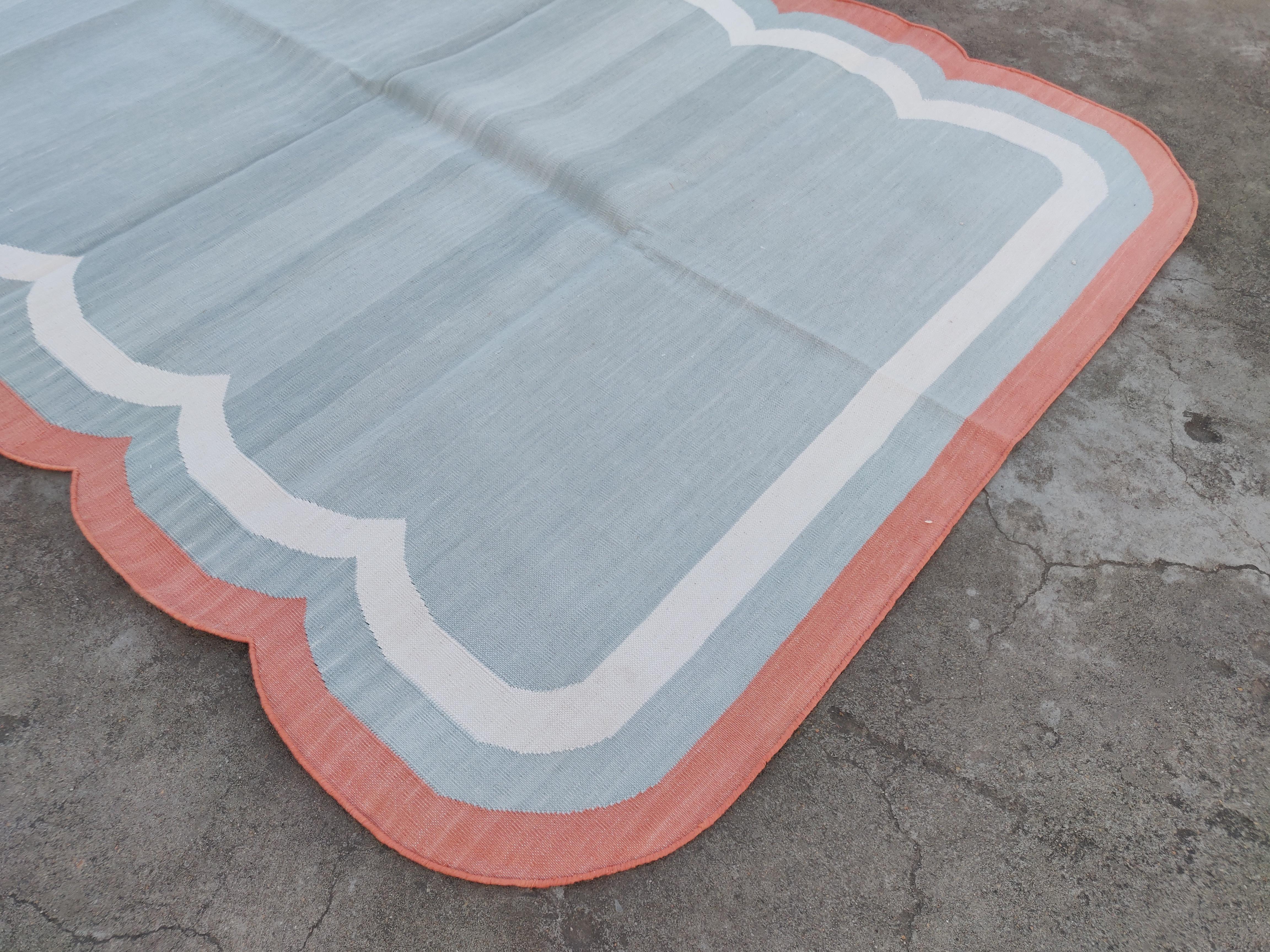 Handmade Cotton Area Flat Weave Rug, 4x6 Grey And Coral Scalloped Indian Dhurrie In New Condition For Sale In Jaipur, IN