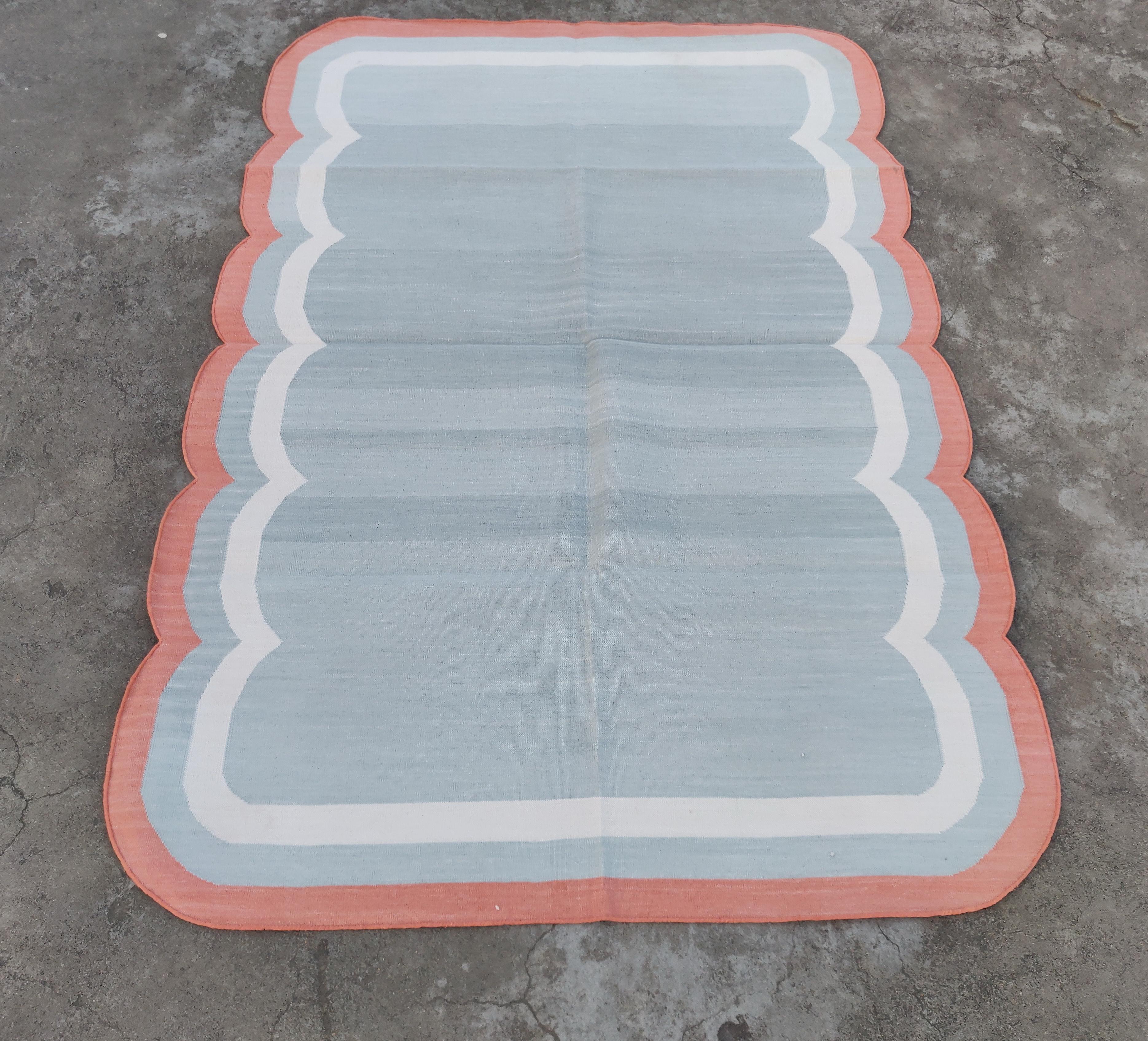 Tappeto a tessitura piatta in cotone fatto a mano, 4x6 grigio e corallo smerlato Dhurrie indiano In condizioni Nuovo in vendita a Jaipur, IN