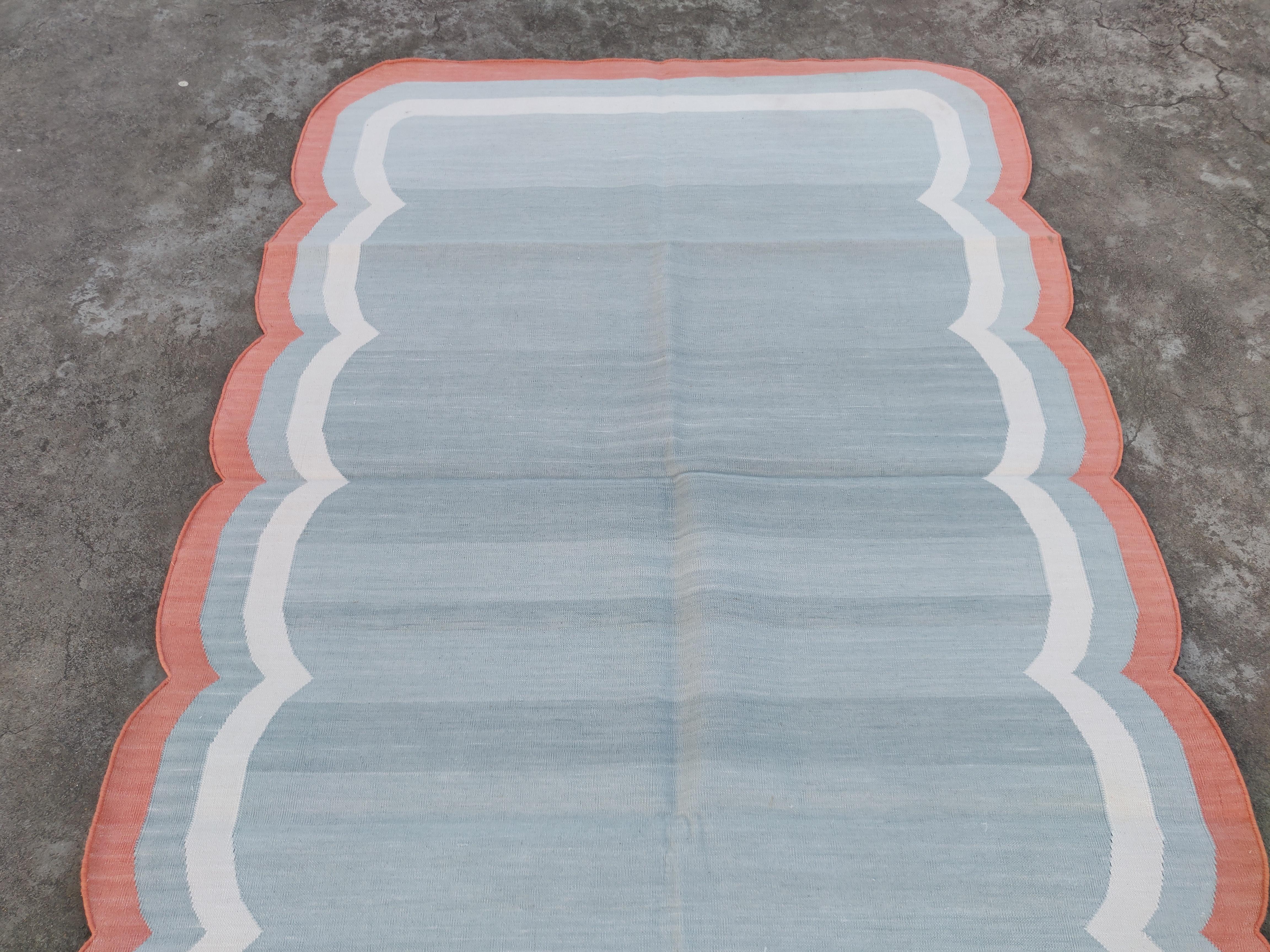 Handmade Cotton Area Flat Weave Rug, 4x6 Grey And Coral Scalloped Indian Dhurrie For Sale 2