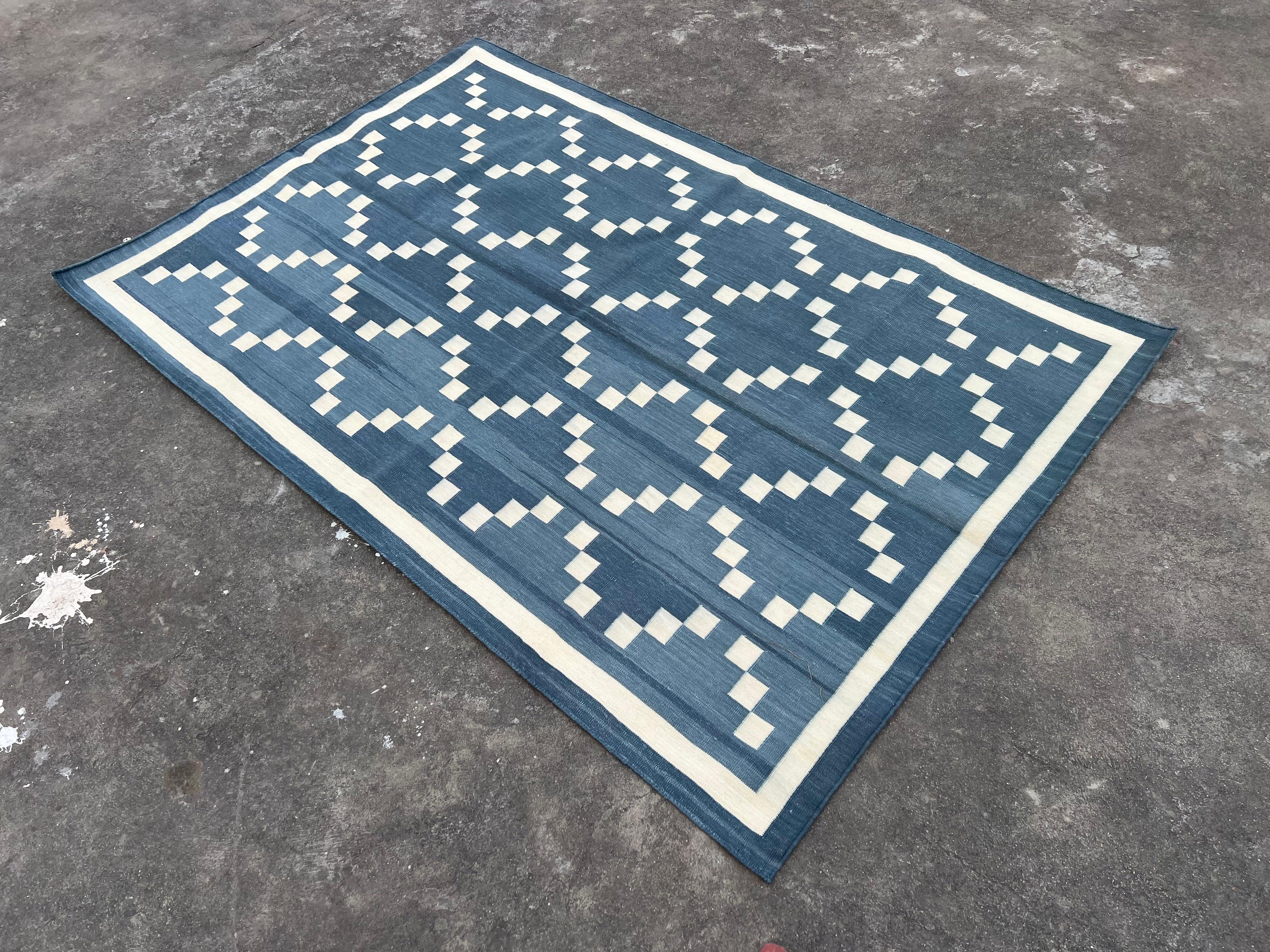 Tappeto Dhurrie indiano in cotone tinto al vegetale con diamante nero e crema 4'x6' 
Queste speciali dhurry a trama piatta sono tessute a mano con un filo di cotone 100% a 15 strati. A causa delle speciali tecniche di produzione utilizzate per
