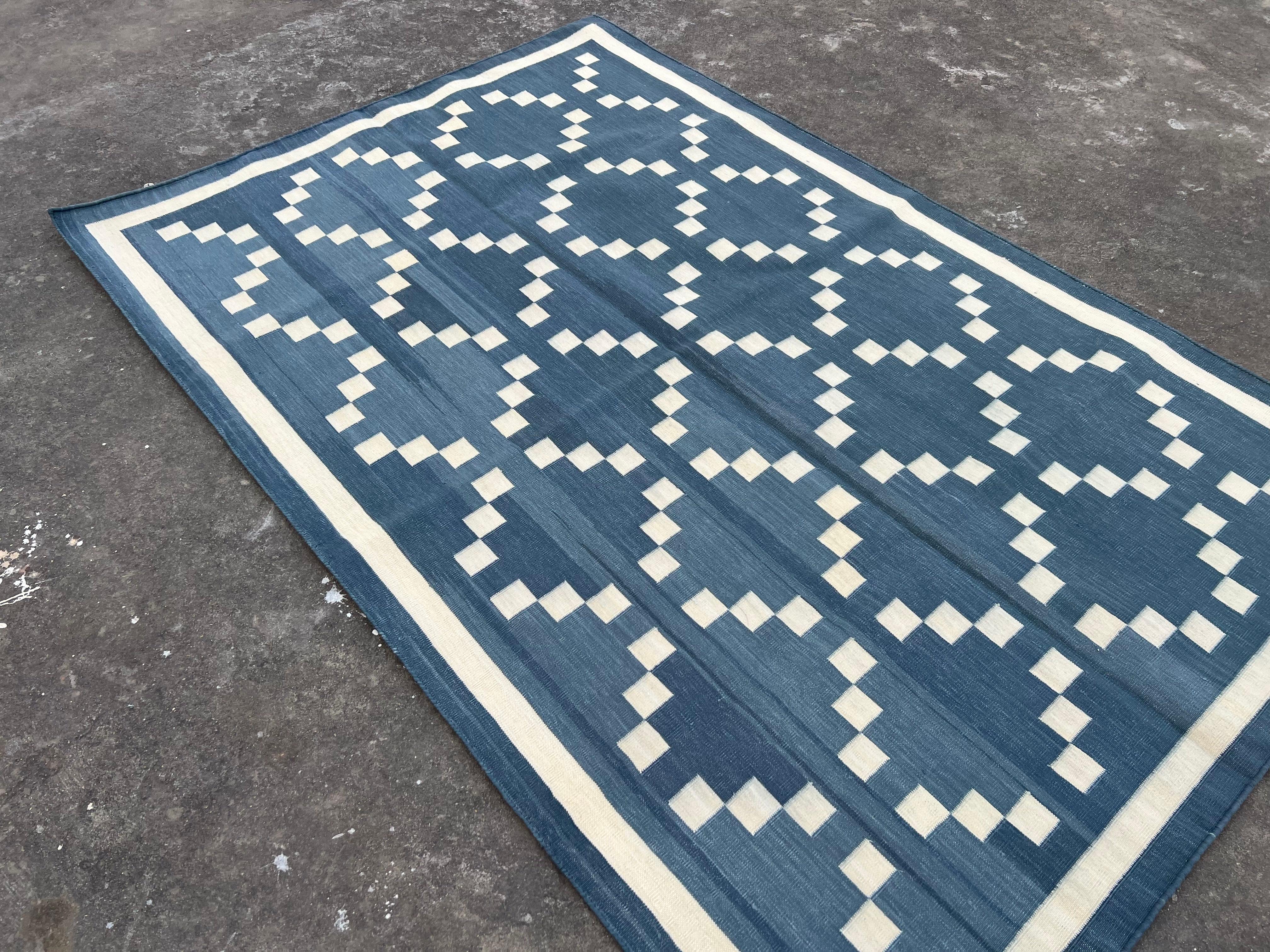 Tessuto a mano Tappeto a tessitura piatta in cotone fatto a mano, 4x6 Grigio e crema Diamante indiano Dhurrie in vendita