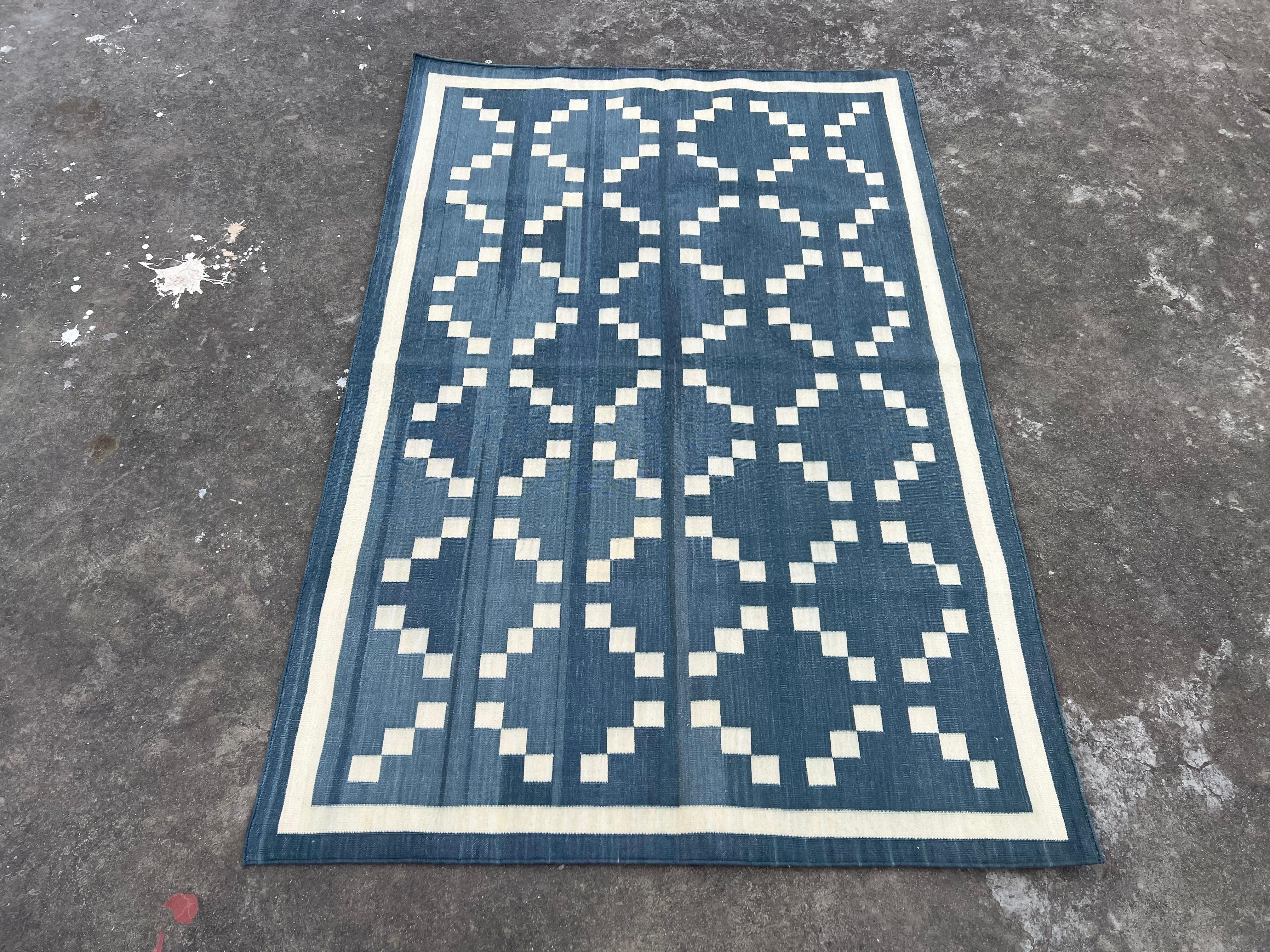Tappeto a tessitura piatta in cotone fatto a mano, 4x6 Grigio e crema Diamante indiano Dhurrie In condizioni Nuovo in vendita a Jaipur, IN