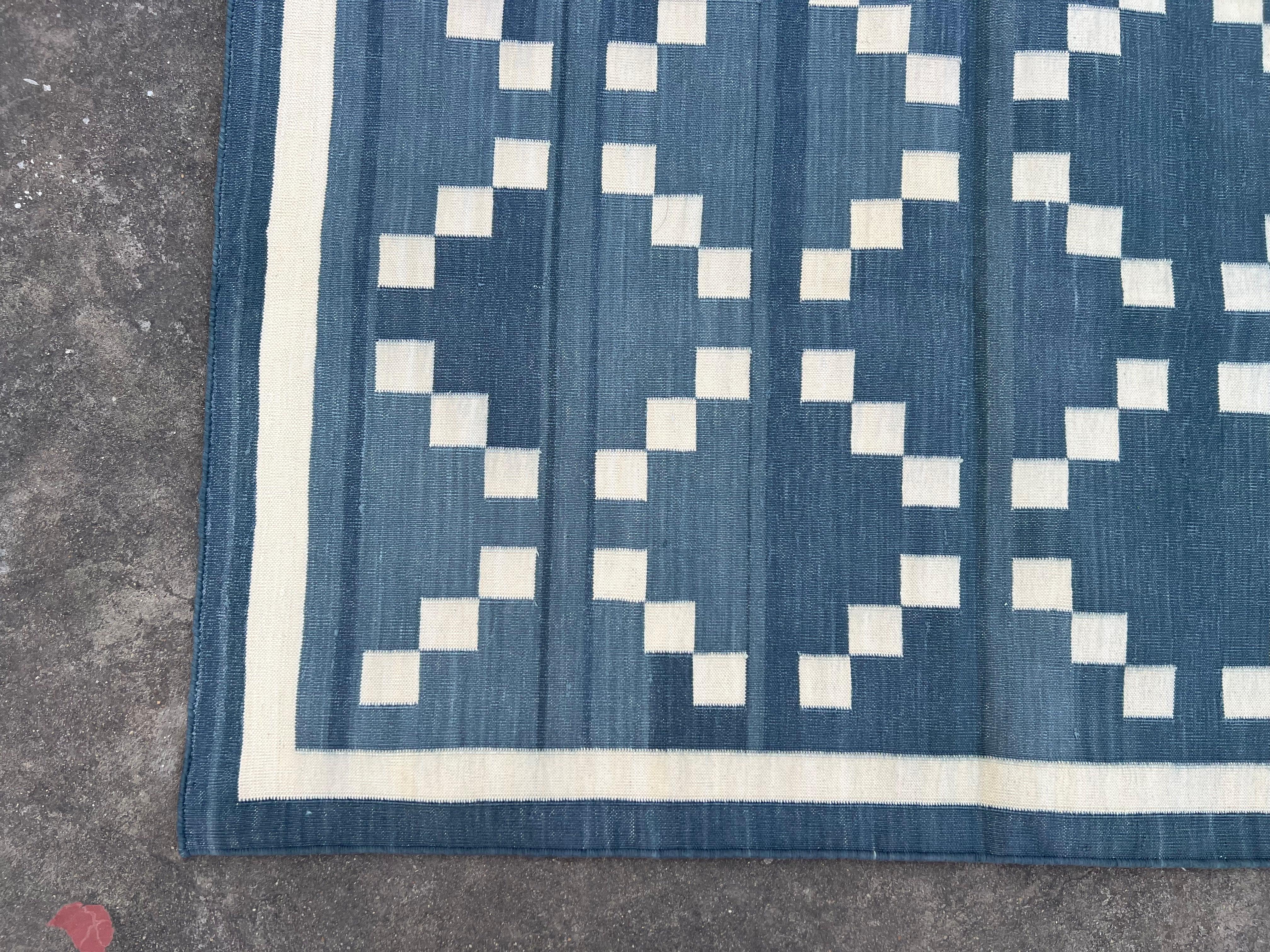 XXI secolo e contemporaneo Tappeto a tessitura piatta in cotone fatto a mano, 4x6 Grigio e crema Diamante indiano Dhurrie in vendita