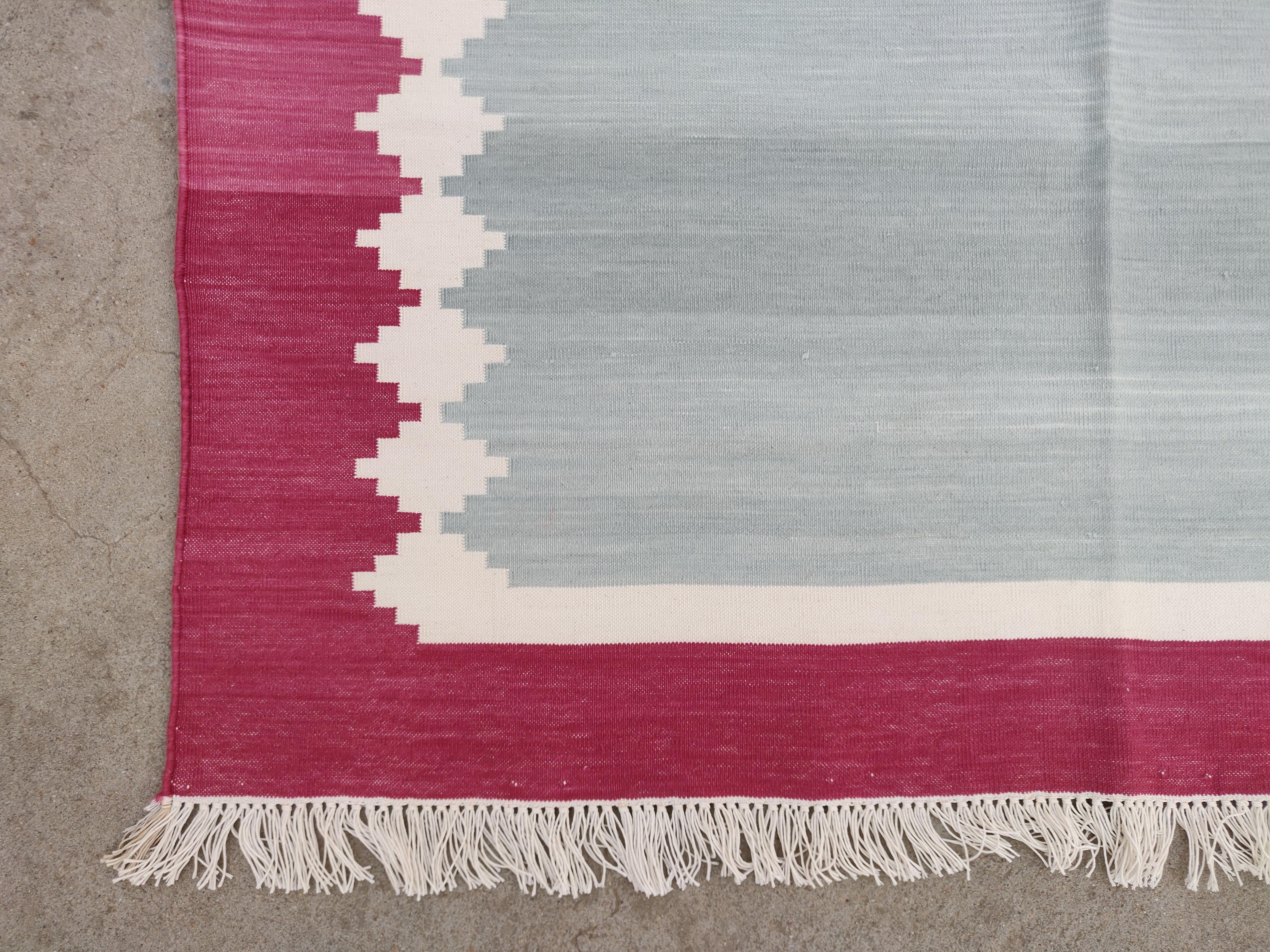 Handgefertigter Flachgewebe-Teppich aus Baumwolle, 4x6 Grau und Rosa gestreifter indischer Dhurrie im Angebot 3
