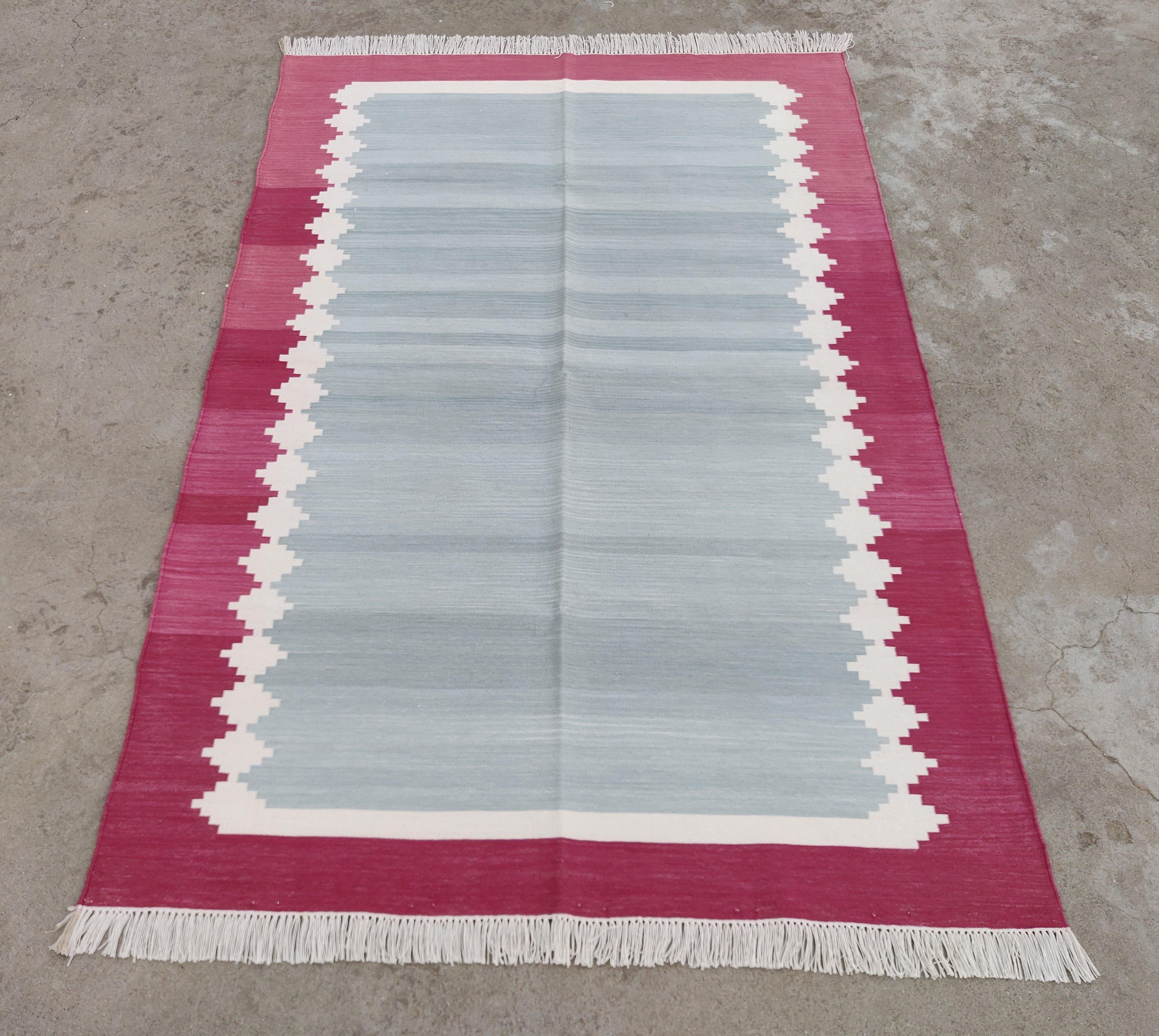 Handgefertigter Flachgewebe-Teppich aus Baumwolle, 4x6 Grau und Rosa gestreifter indischer Dhurrie (Handgewebt) im Angebot